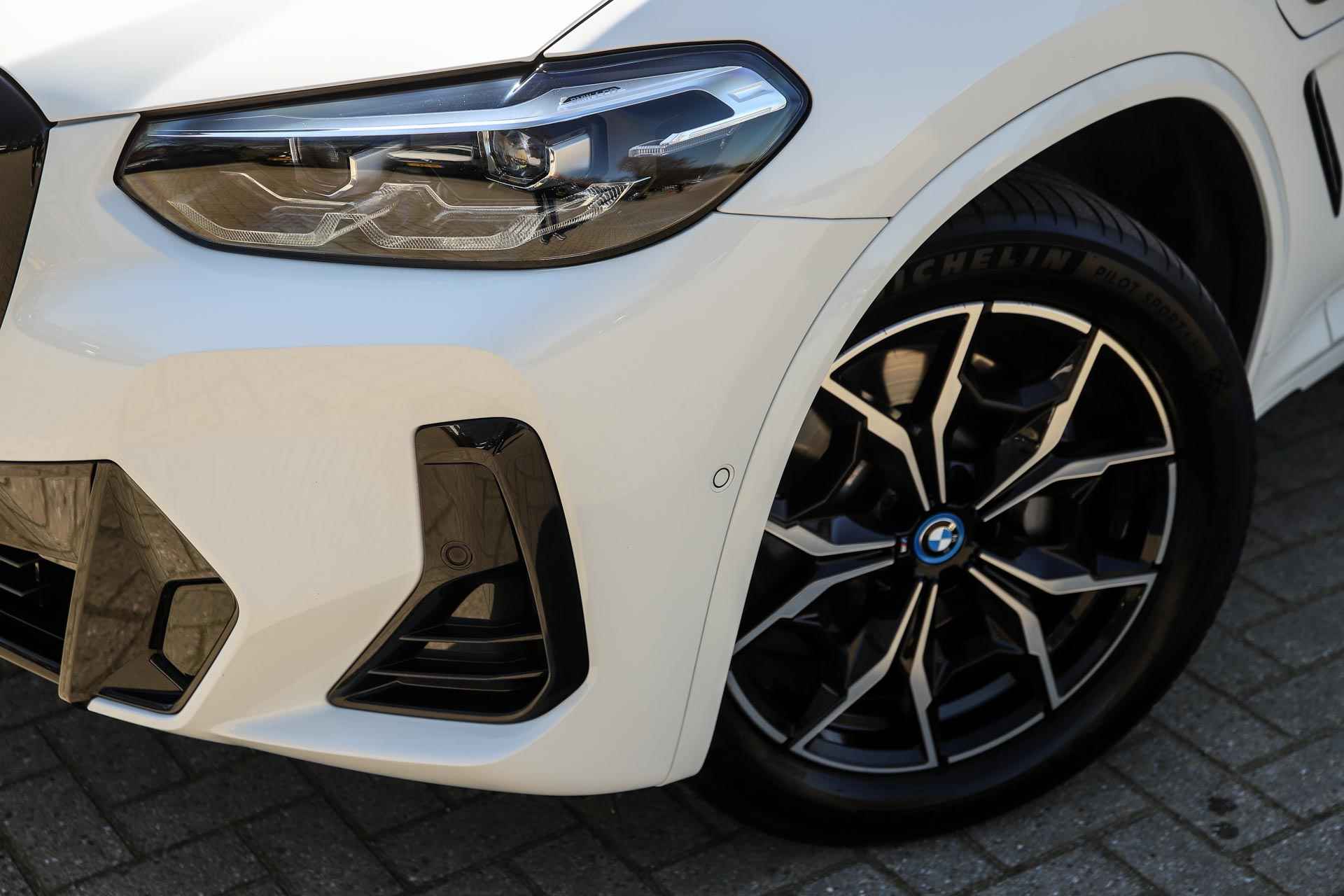 BMW X3 xDrive30e High Executive M Sport Automaat / Trekhaak / Parking Assistant / Stoelverwarming / Sport Steering / Extra getint glas achter - 31/36