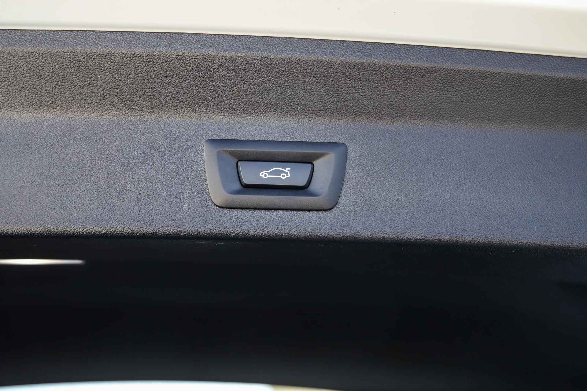 BMW X3 xDrive30e High Executive M Sport Automaat / Trekhaak / Parking Assistant / Stoelverwarming / Sport Steering / Extra getint glas achter - 35/36