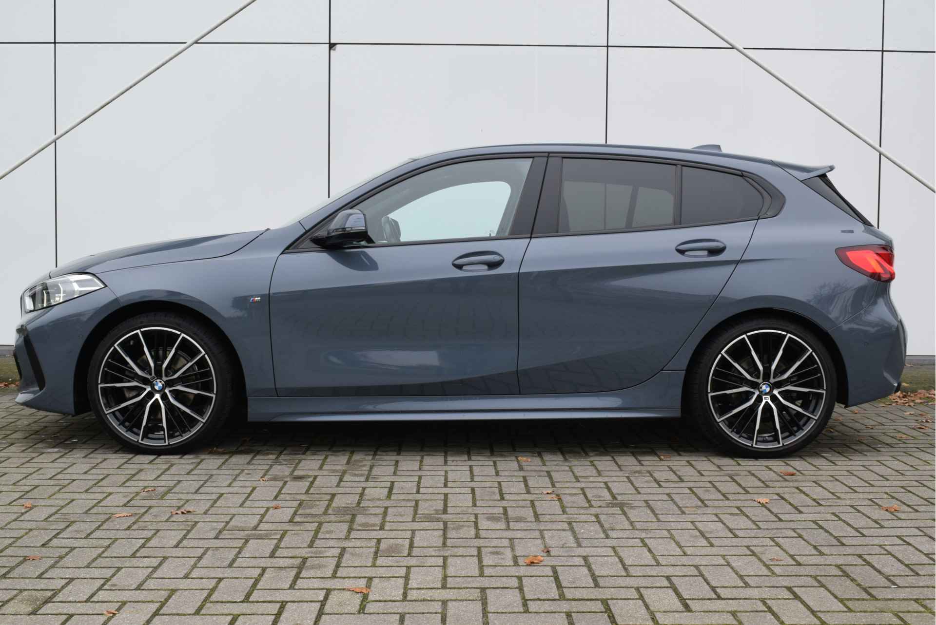 BMW 1-serie 118i Executive M Sport Automaat / M Sportstoelen / Adaptieve LED / Parking Assistant / Live Cockpit Professional - 3/18