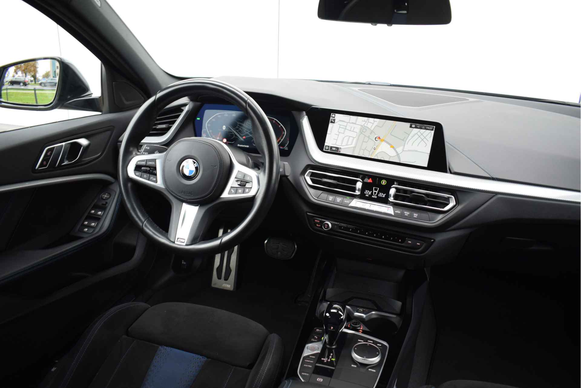 BMW 1-serie 118i Executive M Sport Automaat / M Sportstoelen / Adaptieve LED / Parking Assistant / Live Cockpit Professional - 16/18