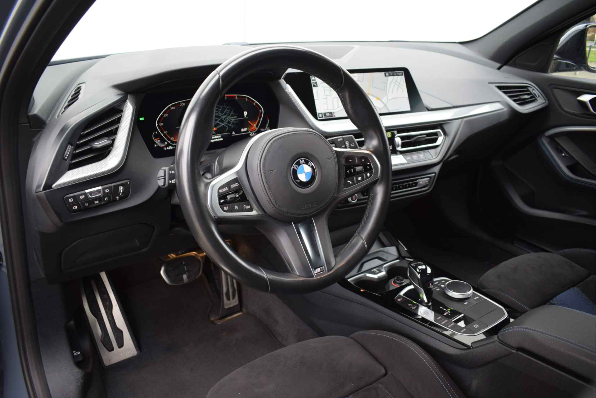 BMW 1-serie 118i Executive M Sport Automaat / M Sportstoelen / Adaptieve LED / Parking Assistant / Live Cockpit Professional - 17/18