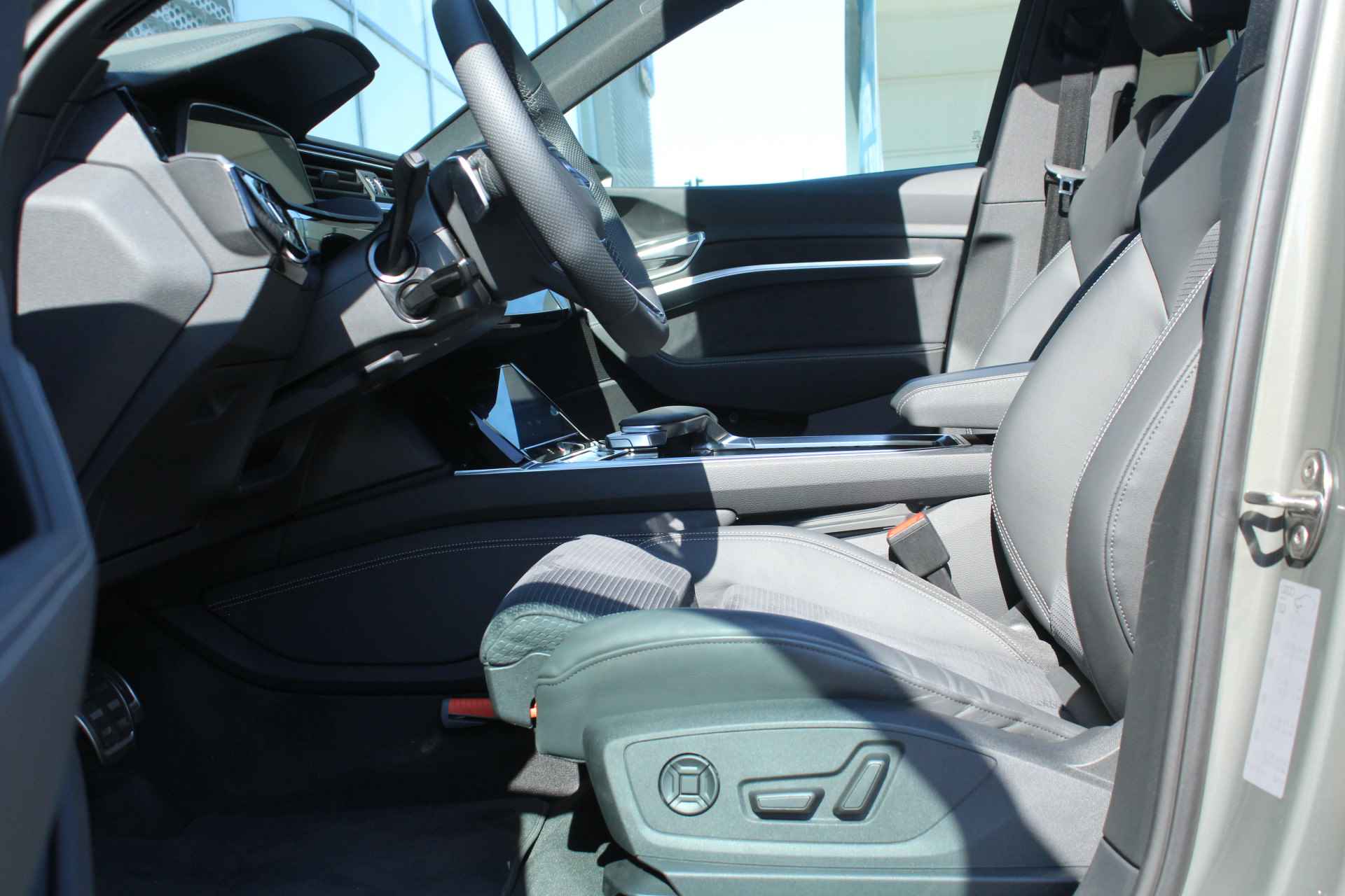Audi Q8 e-tron 50 quattro 340Pk S Edition 95 kWh Demonstratievoertuig / Panoramadak / Lichtpakket Plus - 10/31