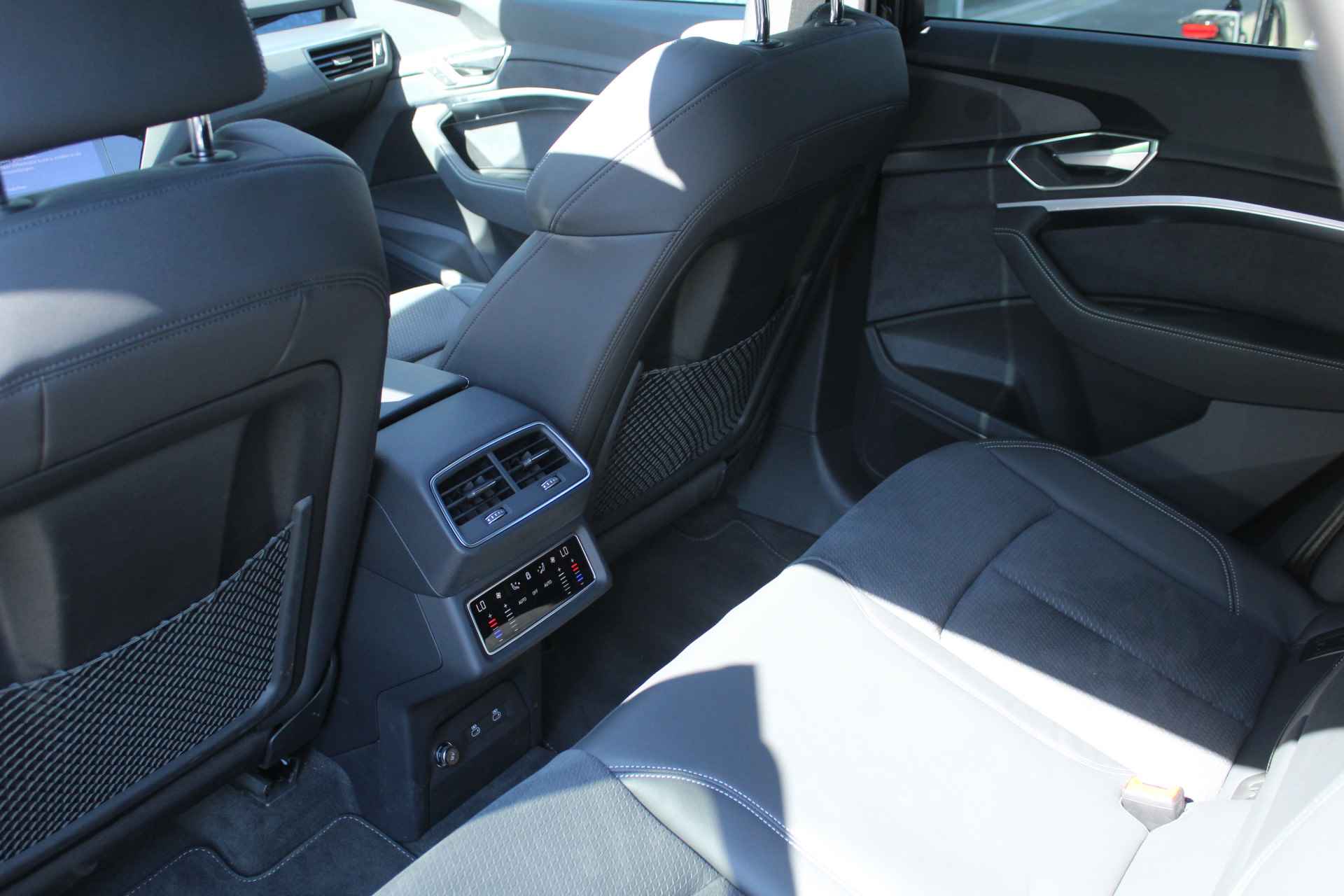 Audi Q8 e-tron 50 quattro 340Pk S Edition 95 kWh Demonstratievoertuig / Panoramadak / Lichtpakket Plus - 12/31