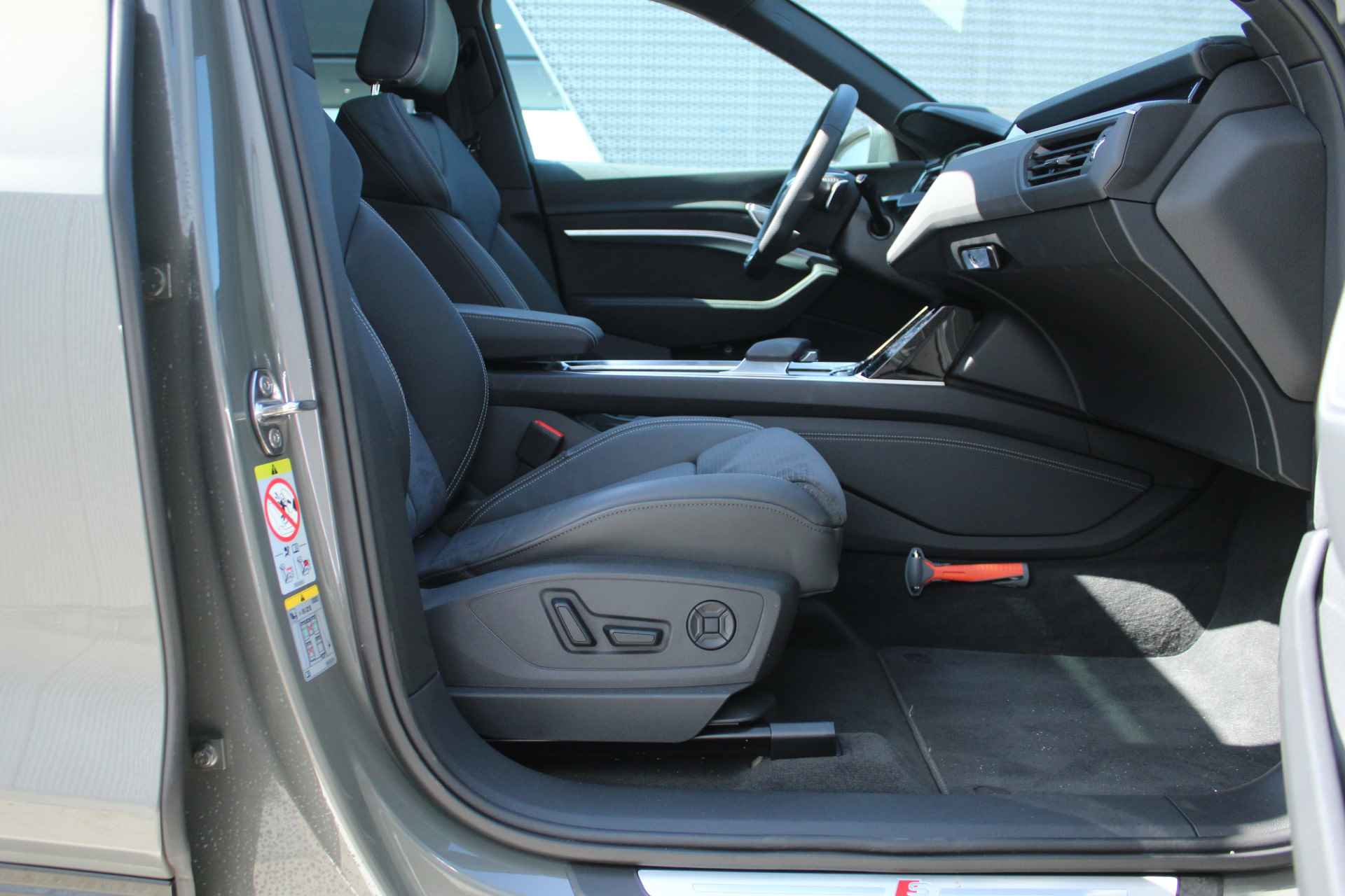 Audi Q8 e-tron 50 quattro 340Pk S Edition 95 kWh Demonstratievoertuig / Panoramadak / Lichtpakket Plus - 17/31