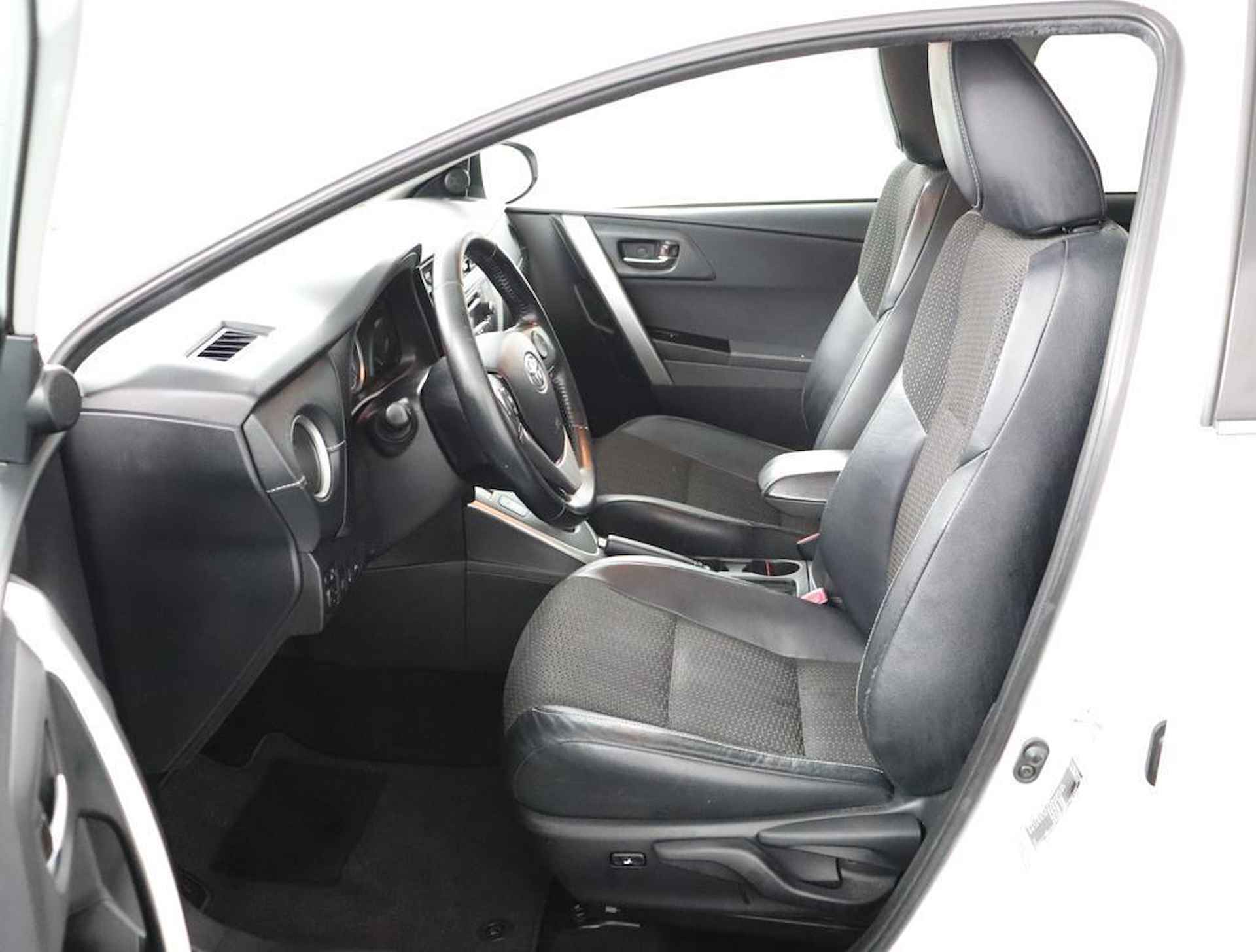 Toyota Auris Touring Sports 1.8 Hybrid Lease Pro | Navigatie | Stoelverwarming | Panoramadak  | Parkeer sensoren | - 17/57