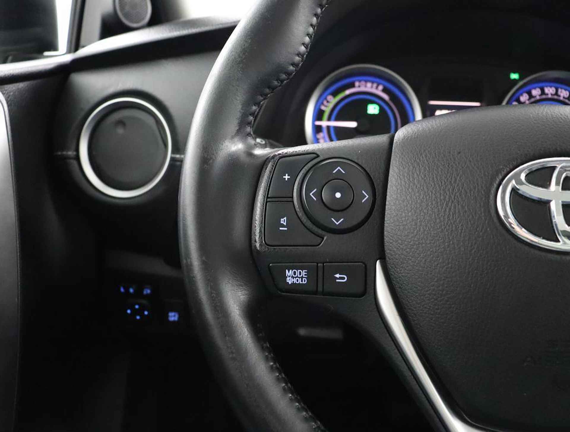 Toyota Auris Touring Sports 1.8 Hybrid Lease Pro | Navigatie | Stoelverwarming | Panoramadak  | Parkeer sensoren | - 19/57