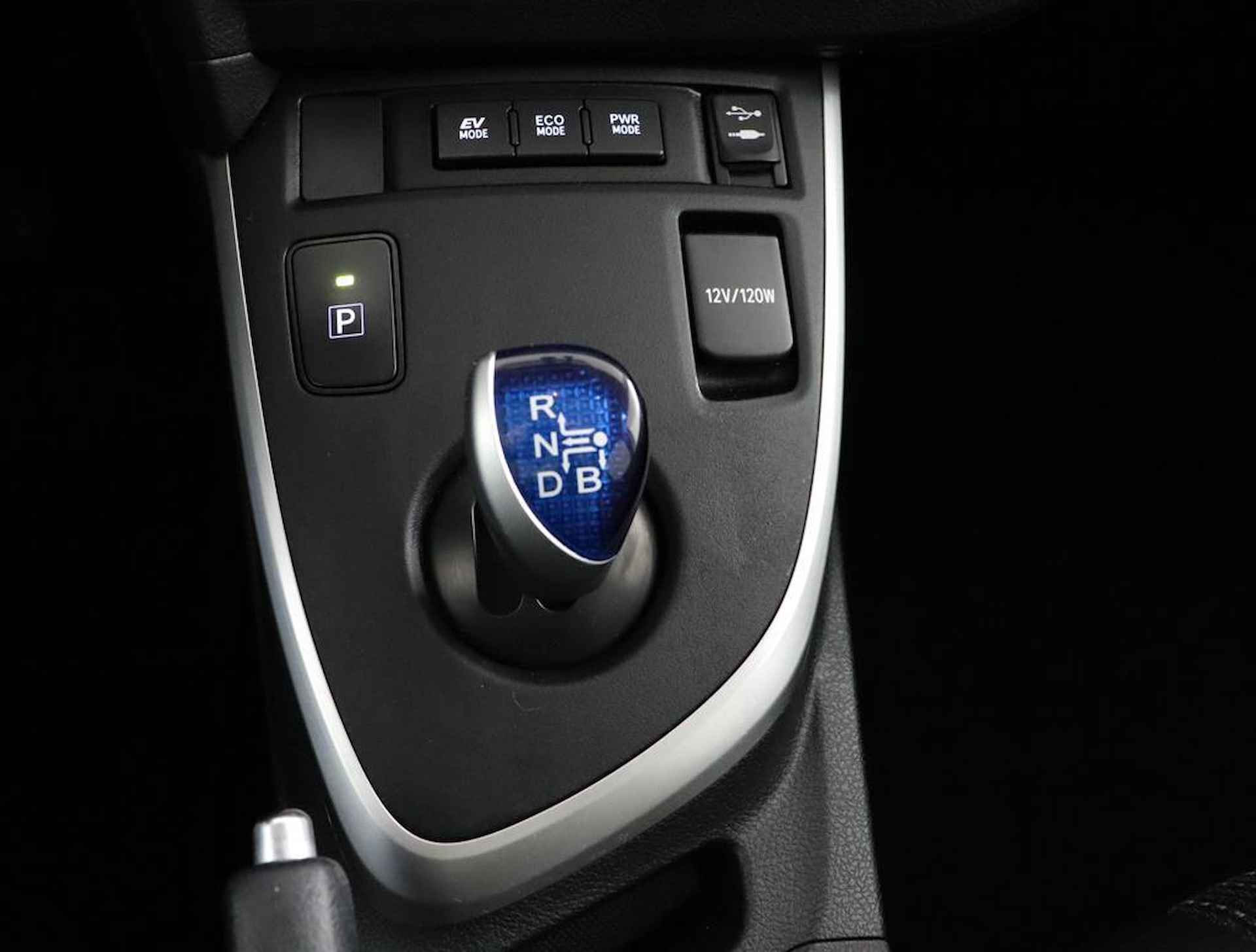 Toyota Auris Touring Sports 1.8 Hybrid Lease Pro | Navigatie | Stoelverwarming | Panoramadak  | Parkeer sensoren | - 26/57