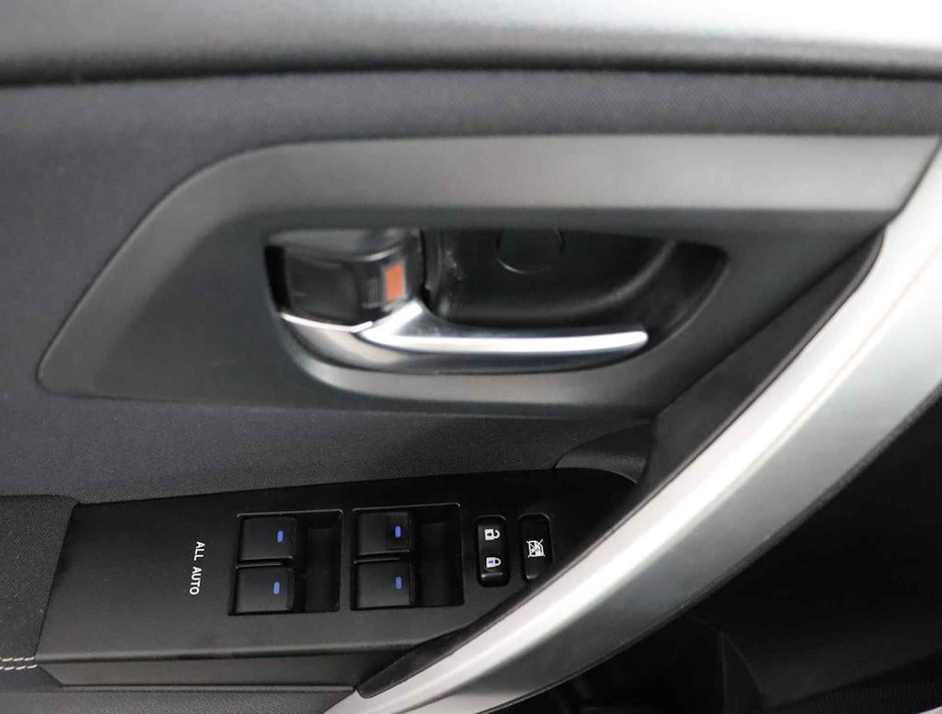 Toyota Auris Touring Sports 1.8 Hybrid Lease Pro | Navigatie | Stoelverwarming | Panoramadak  | Parkeer sensoren | - 28/57