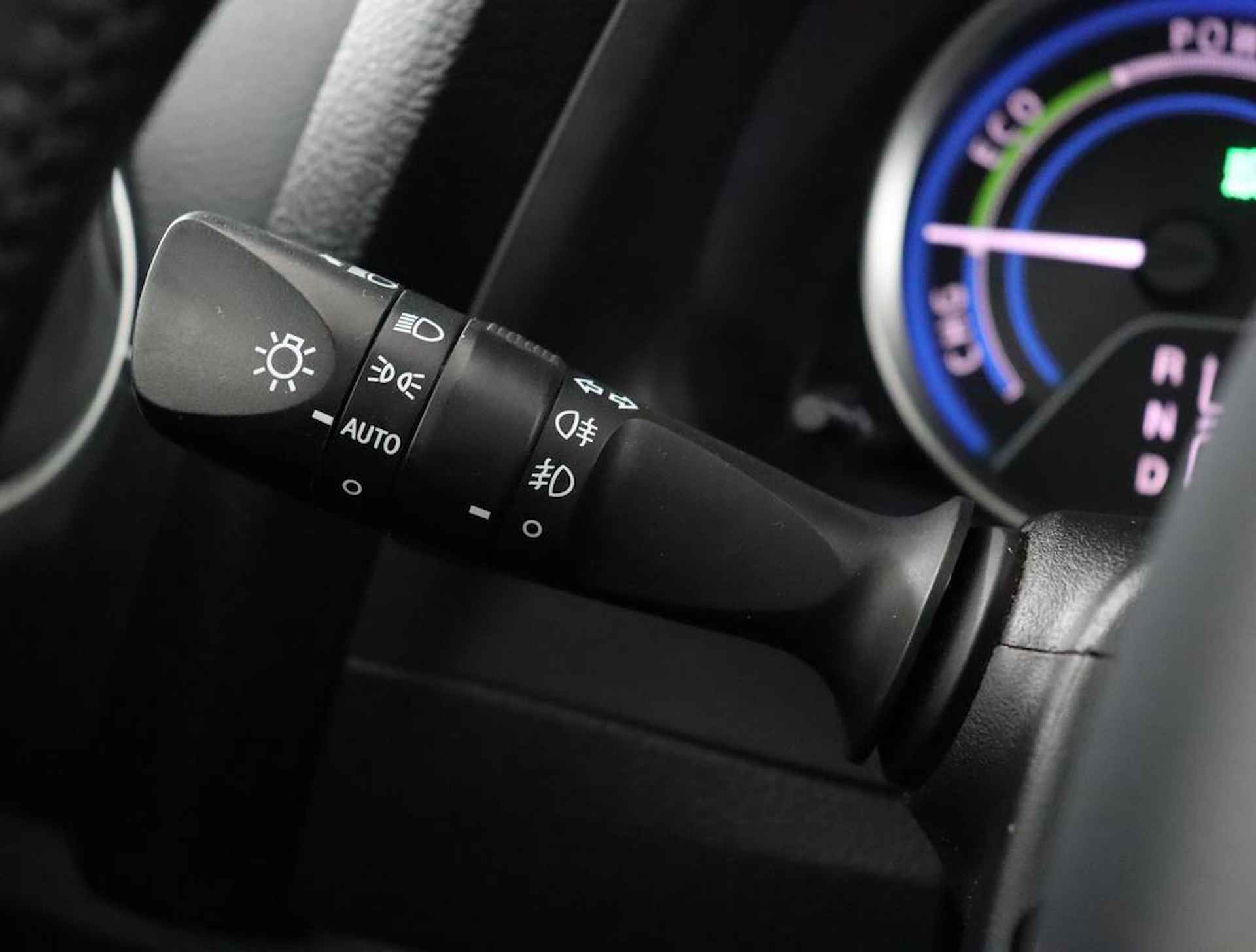 Toyota Auris Touring Sports 1.8 Hybrid Lease Pro | Navigatie | Stoelverwarming | Panoramadak  | Parkeer sensoren | - 30/57