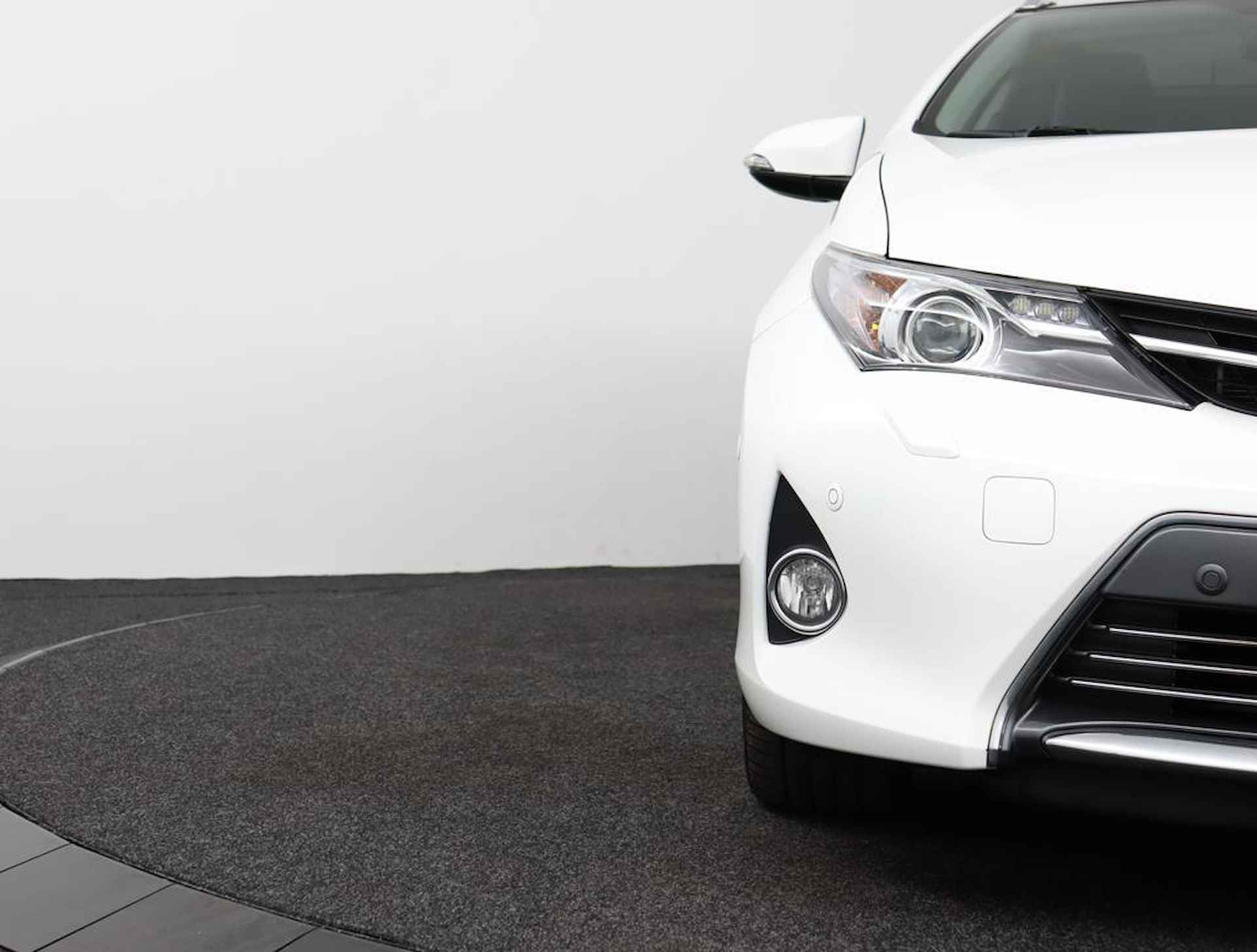 Toyota Auris Touring Sports 1.8 Hybrid Lease Pro | Navigatie | Stoelverwarming | Panoramadak  | Parkeer sensoren | - 35/57
