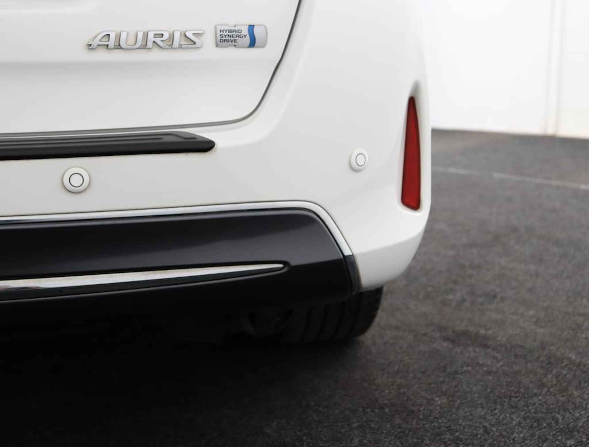Toyota Auris Touring Sports 1.8 Hybrid Lease Pro | Navigatie | Stoelverwarming | Panoramadak  | Parkeer sensoren | - 39/57