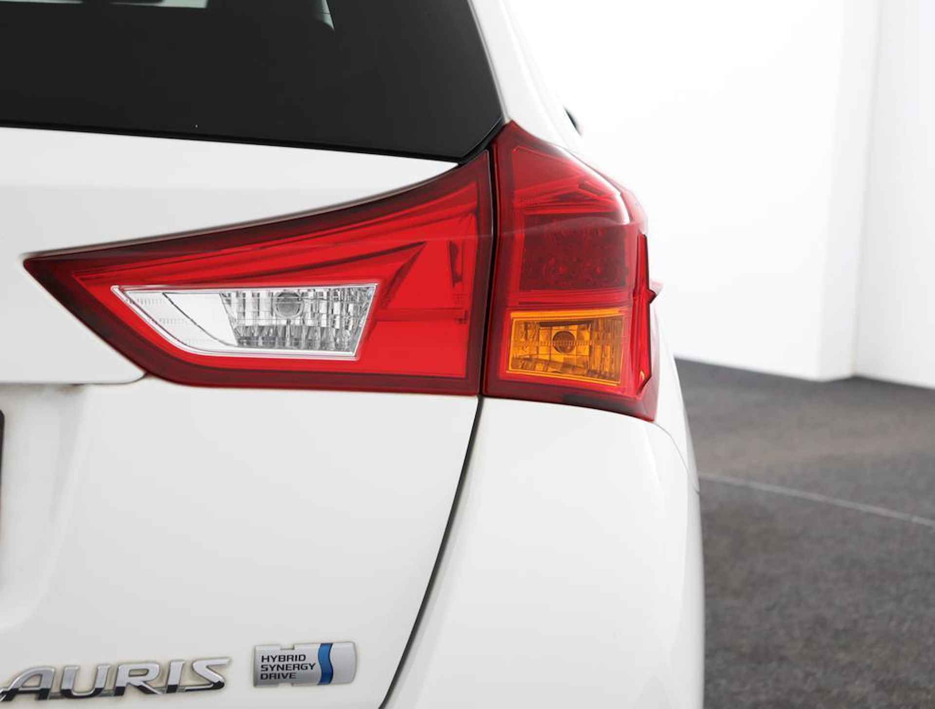 Toyota Auris Touring Sports 1.8 Hybrid Lease Pro | Navigatie | Stoelverwarming | Panoramadak  | Parkeer sensoren | - 41/57