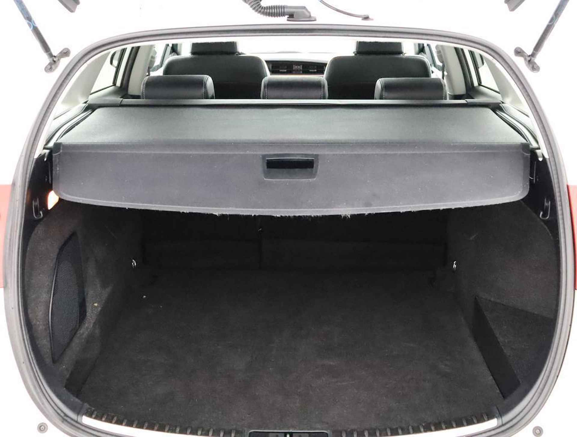 Toyota Auris Touring Sports 1.8 Hybrid Lease Pro | Navigatie | Stoelverwarming | Panoramadak  | Parkeer sensoren | - 44/57