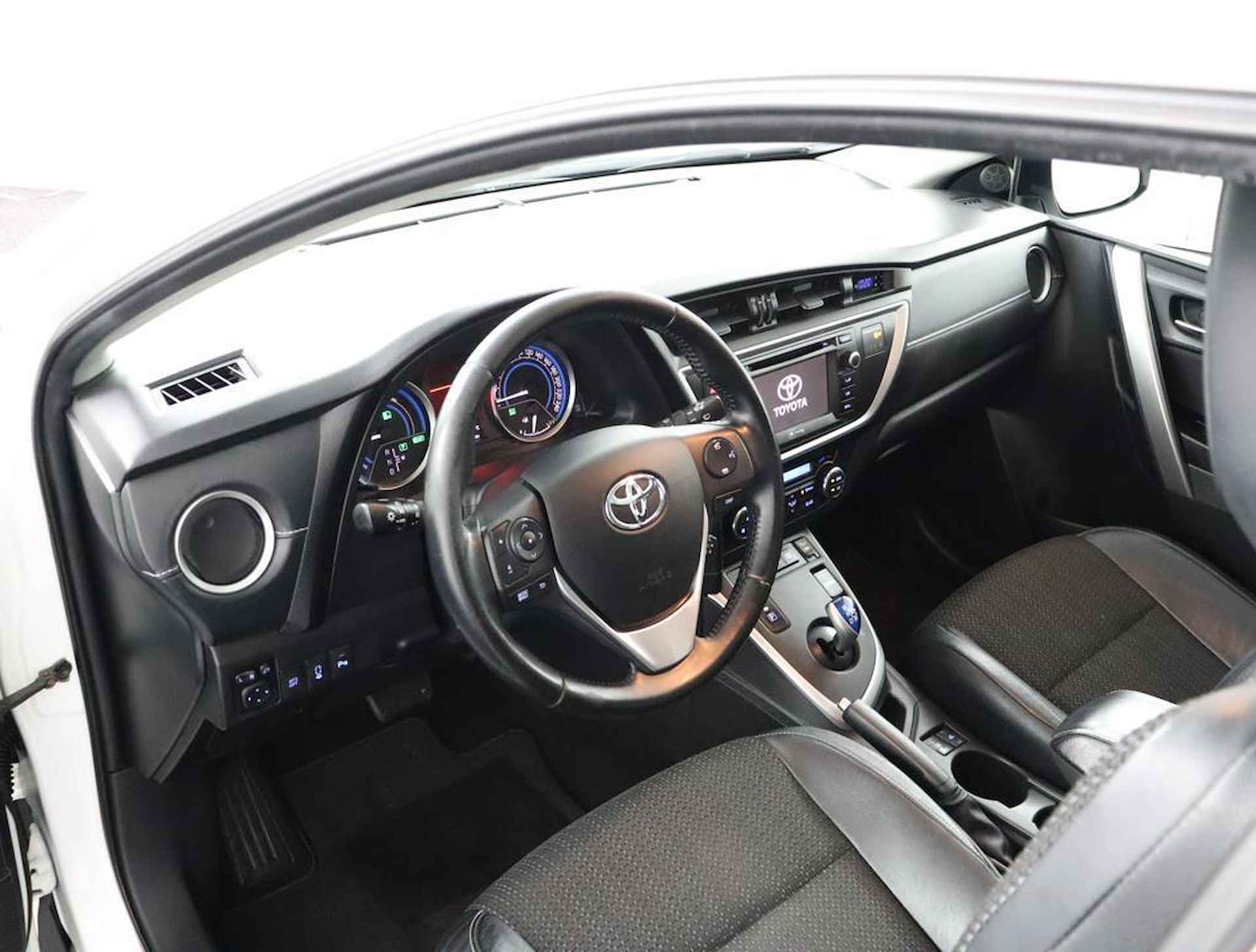 Toyota Auris Touring Sports 1.8 Hybrid Lease Pro | Navigatie | Stoelverwarming | Panoramadak  | Parkeer sensoren | - 45/57
