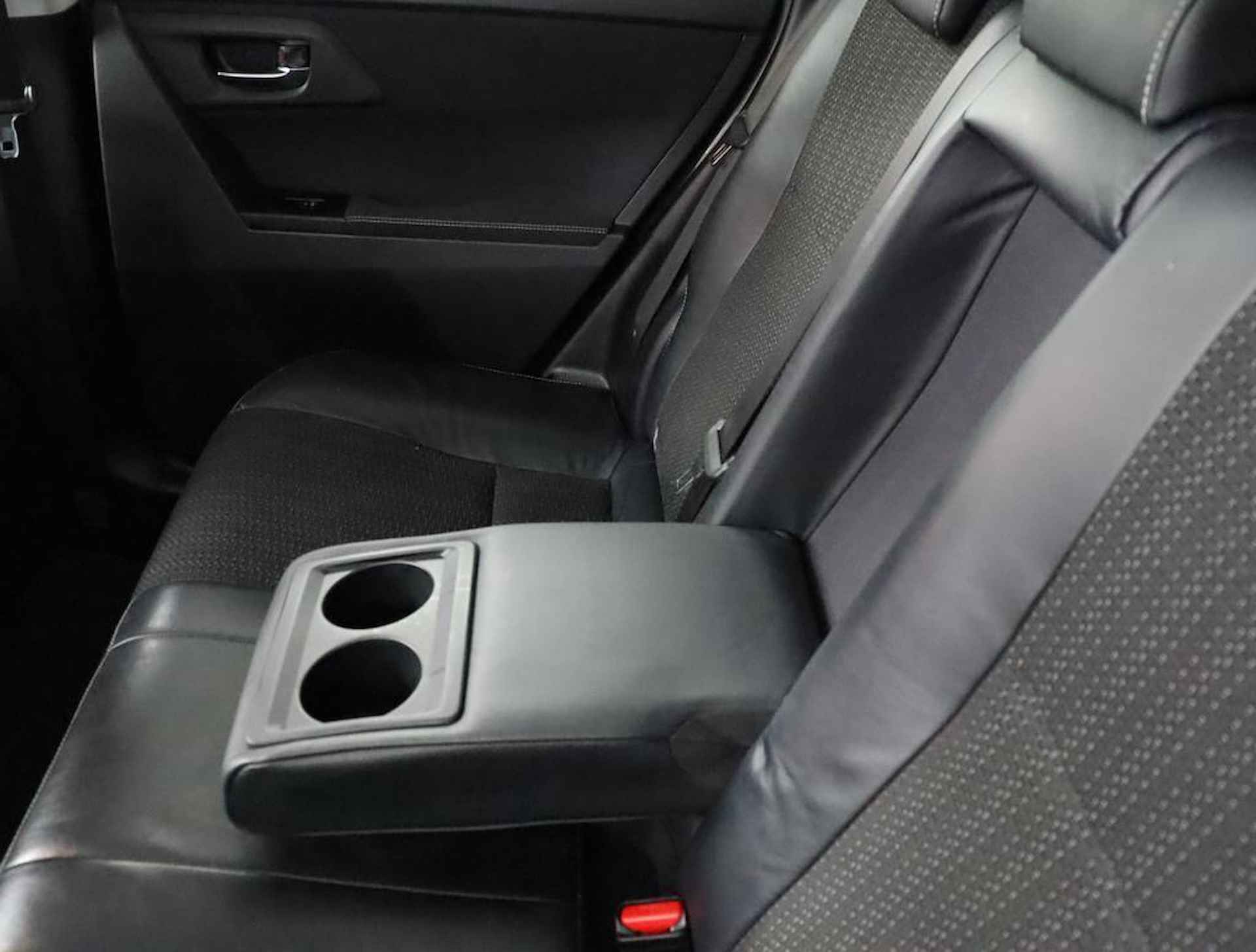 Toyota Auris Touring Sports 1.8 Hybrid Lease Pro | Navigatie | Stoelverwarming | Panoramadak  | Parkeer sensoren | - 47/57