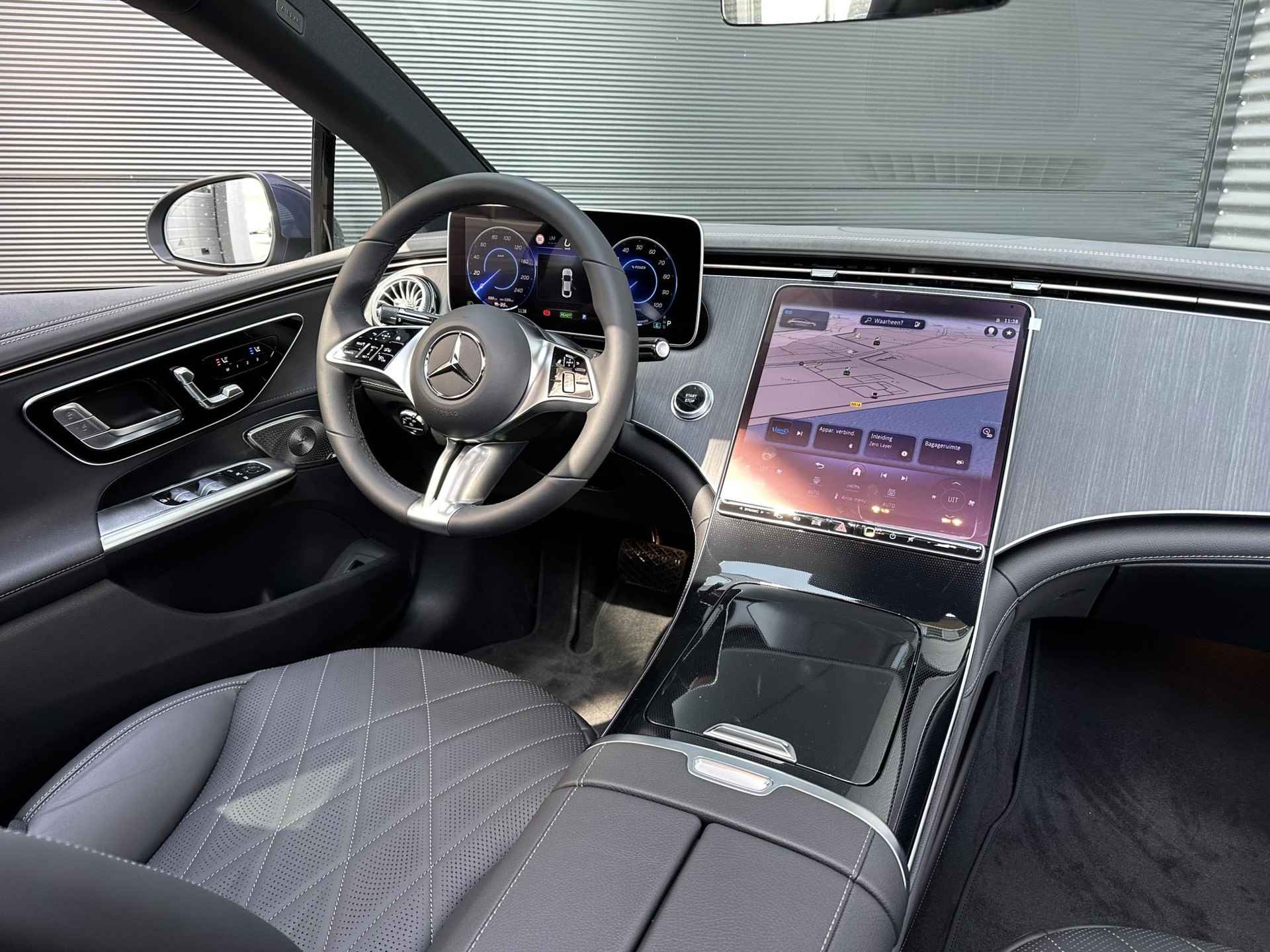Mercedes-Benz EQE 300 Luxury Line | Premium | Panoramadak | Achteruitrijcamera | Memorystoelen Verwarmd | Apple & Android Carplay - 3/11