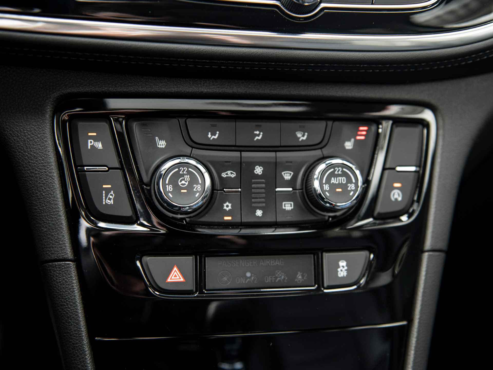 Opel Mokka X 1.4 Turbo Innovation | Leder | Schuifdak | LED koplampen | AFL | Apple Carplay | Fabrieksnavi | Stoel-/stuurverwarming | Trekhaak | 19" Lichtmetaal - 24/53