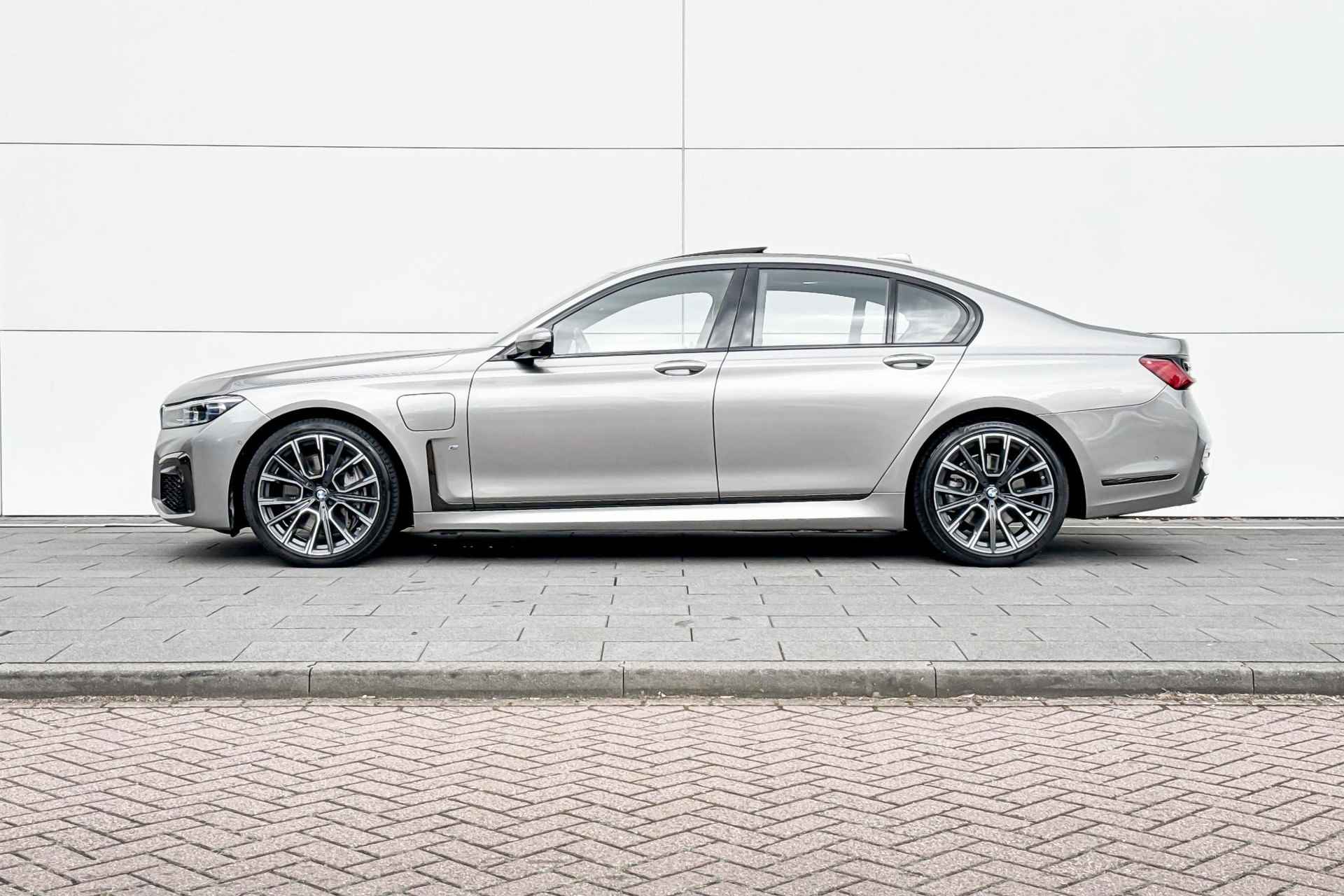 BMW 7 Serie 745e High Executive | M Sport | Glazen Panoramadak | Stoelventilatie | Harman Kardon | - 2/27