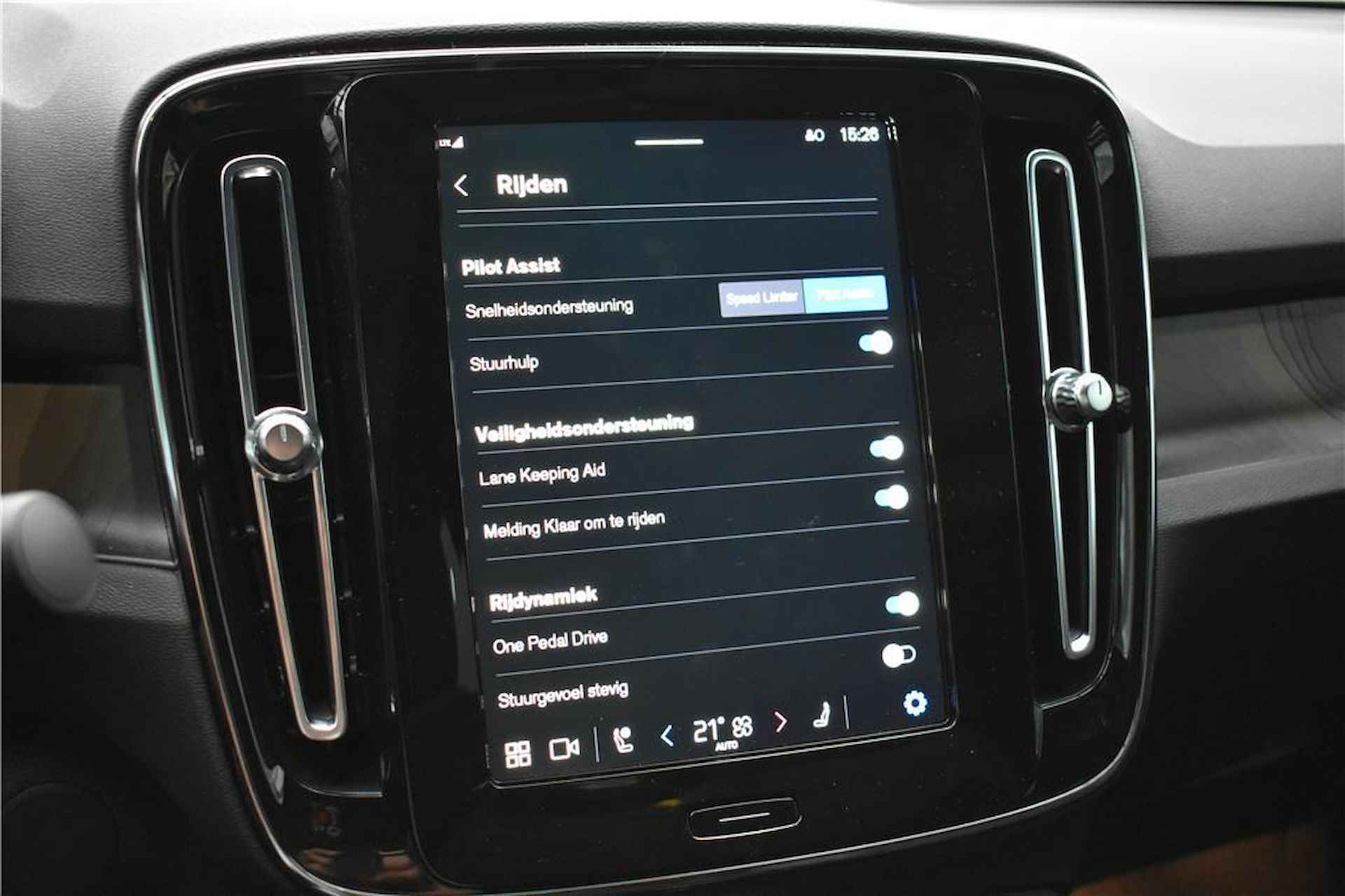 Volvo C40 Recharge Plus 69 kWh | Stoelverwarming | Achteruitrijcamera | Getinte ramen | Google navigatie | Adaptieve cruise control | - 11/26