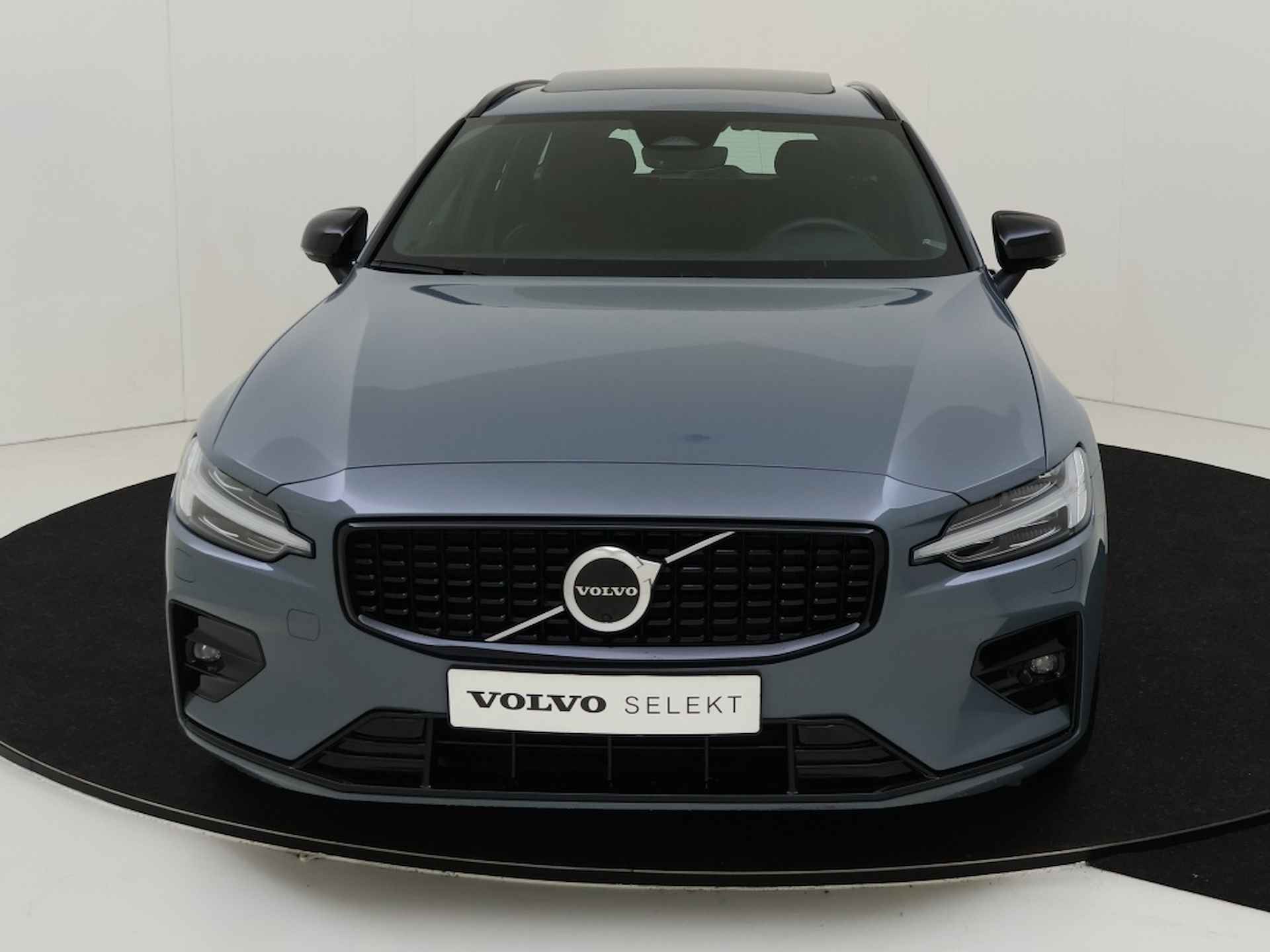 Volvo V60 2.0 B3 Plus Dark | 360-canera | Harman & Kardon Audio | Trekhaak - 3/36