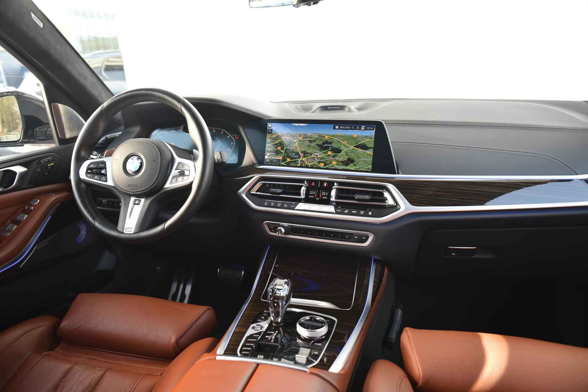 BMW X7 M50i High Executive Panorama Dak Skylounge / 22 Inch / Integrale Actieve Besturing / Soft Close / Stoelventilatie / Stoelverwarming Voor & Achter / Massage Functie / Driving Assistant Prof / Parking Assistant Prof / Bowers & Wilkins / Alcantara Hemel - 14/32