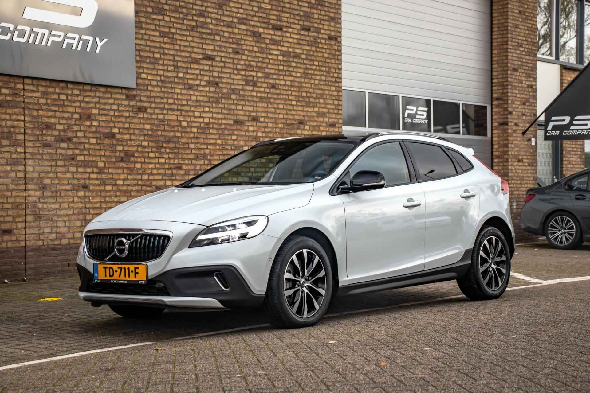 Volvo V40 Cross Country 1.5 T3 Dynamic Ed,NAP,Leder,PANO - 2/32