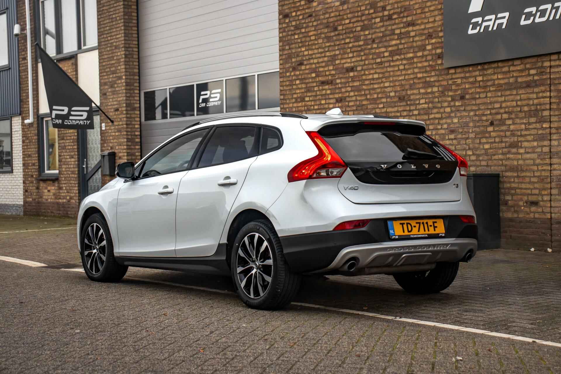 Volvo V40 Cross Country 1.5 T3 Dynamic Ed,NAP,Leder,PANO - 4/32