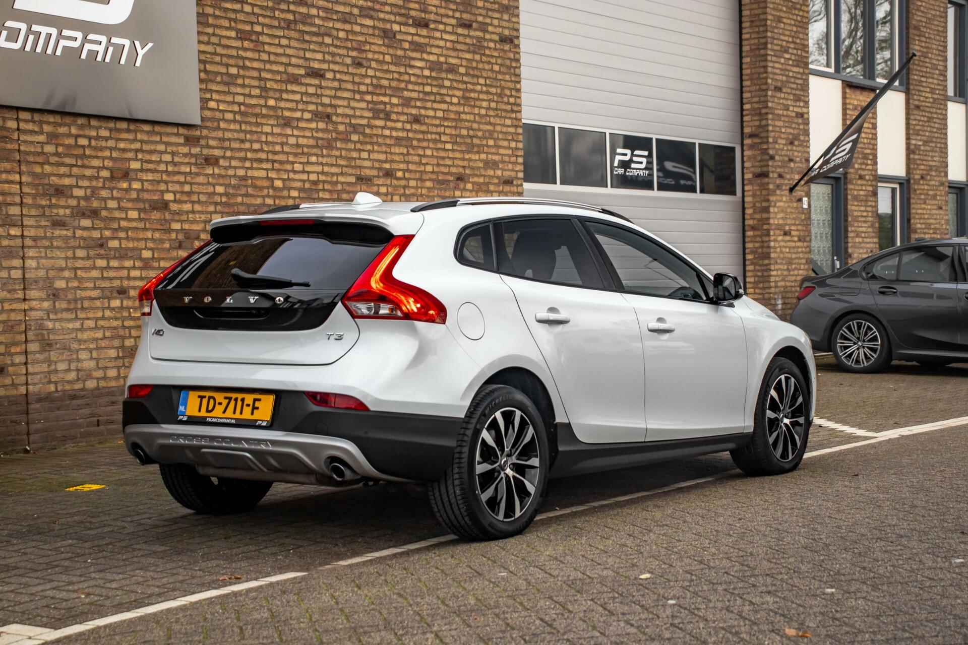 Volvo V40 Cross Country 1.5 T3 Dynamic Ed,NAP,Leder,PANO - 6/32