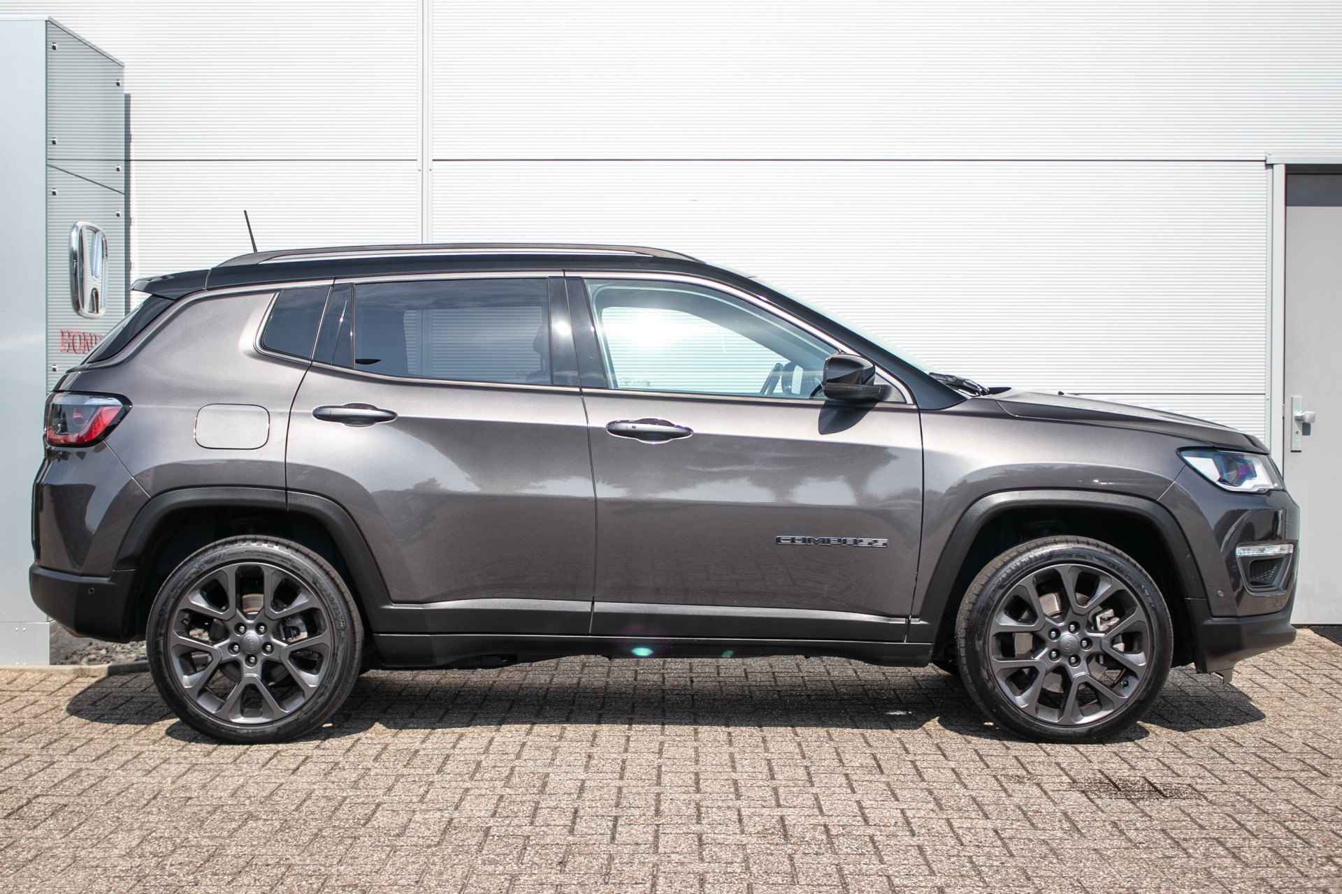 Jeep Compass 4xe 240 Plug-in Hybrid Electric S All-in rijklaarprijs | Schuif/-kanteldak | Trekhaak | Nav | Cam | Two tone - 2/48