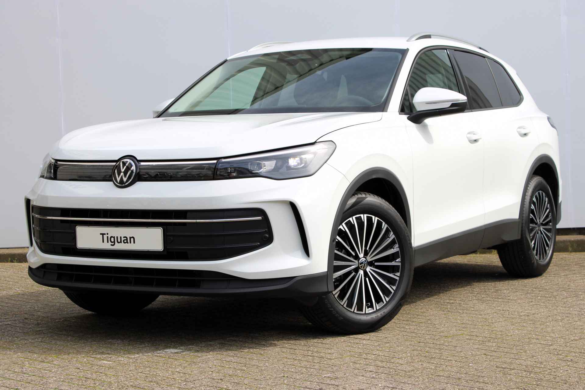 Volkswagen Tiguan 1.5 eTSI 150PK DSG Aut. Life Edition | Nieuw Model | Trekhaak | Elektrische Achterklep | App-Connect | Camera - 1/49