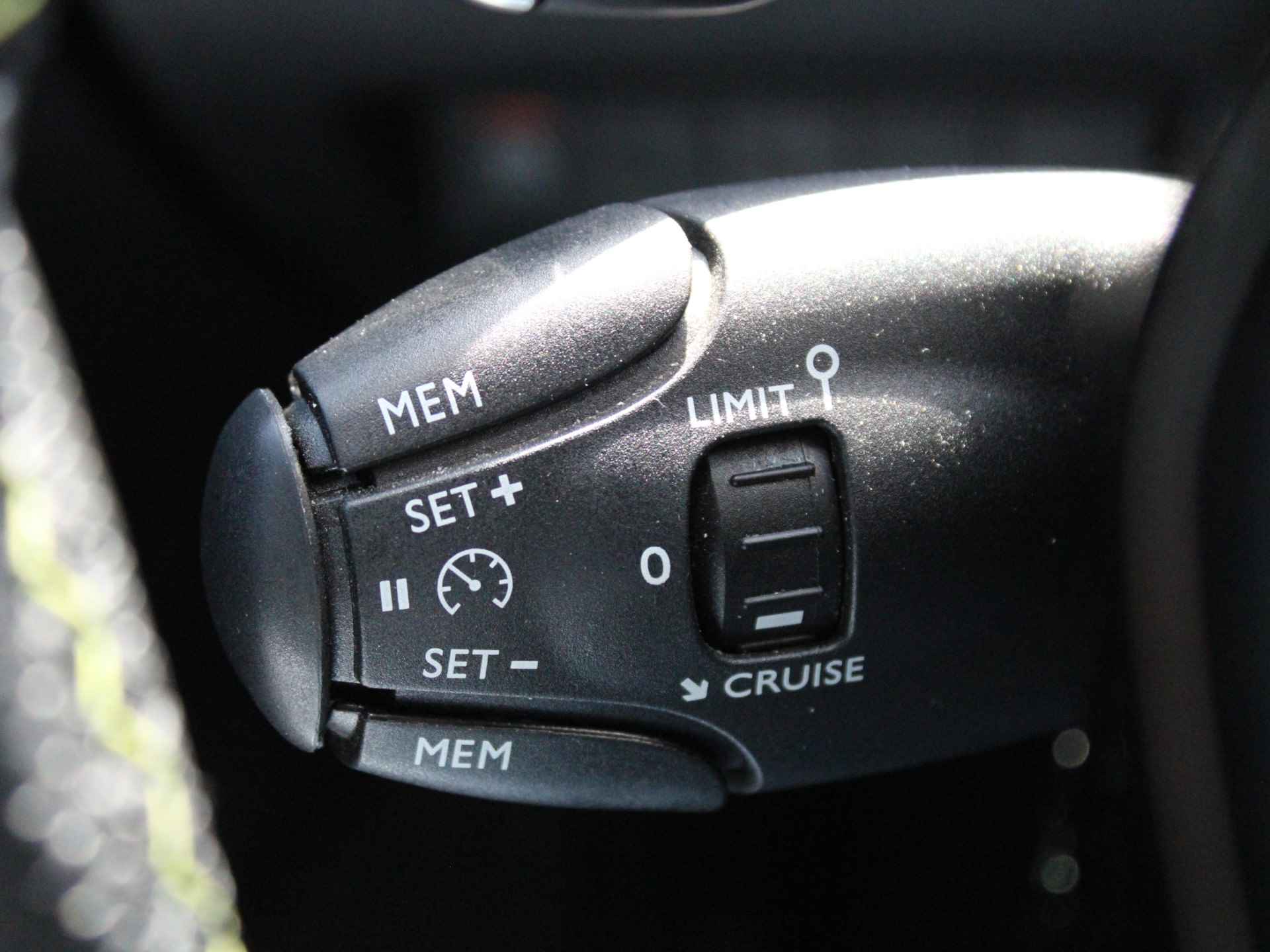 Peugeot 2008 1.2 PureTech GT 130PK EAT8 Automaat Achteruitrijcamera, Navigatie, Cruise control, Keyless start, DAB, Lichtmetalen velgen - 19/49