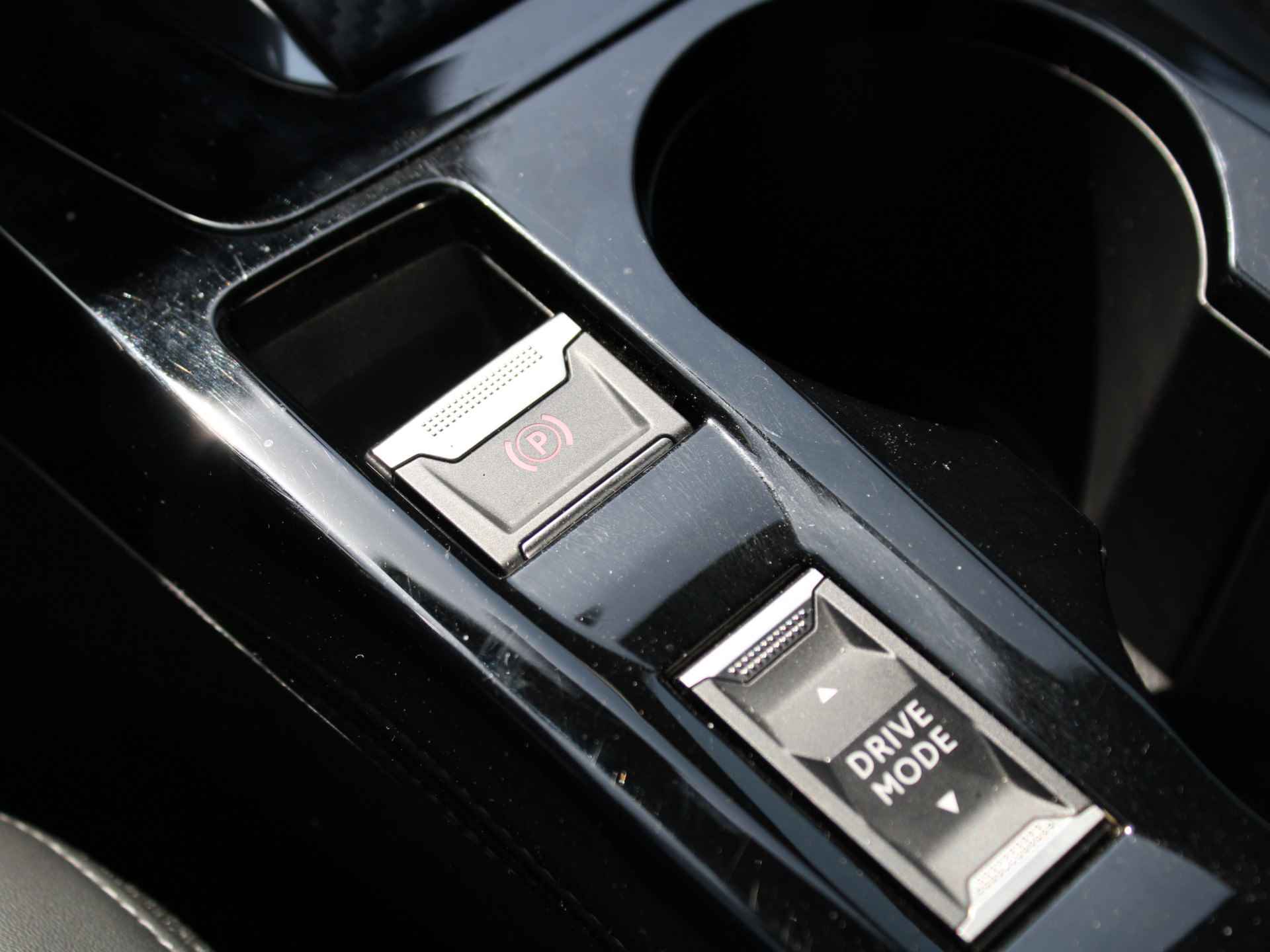 Peugeot 2008 1.2 PureTech GT 130PK EAT8 Automaat Achteruitrijcamera, Navigatie, Cruise control, Keyless start, DAB, Lichtmetalen velgen - 37/49
