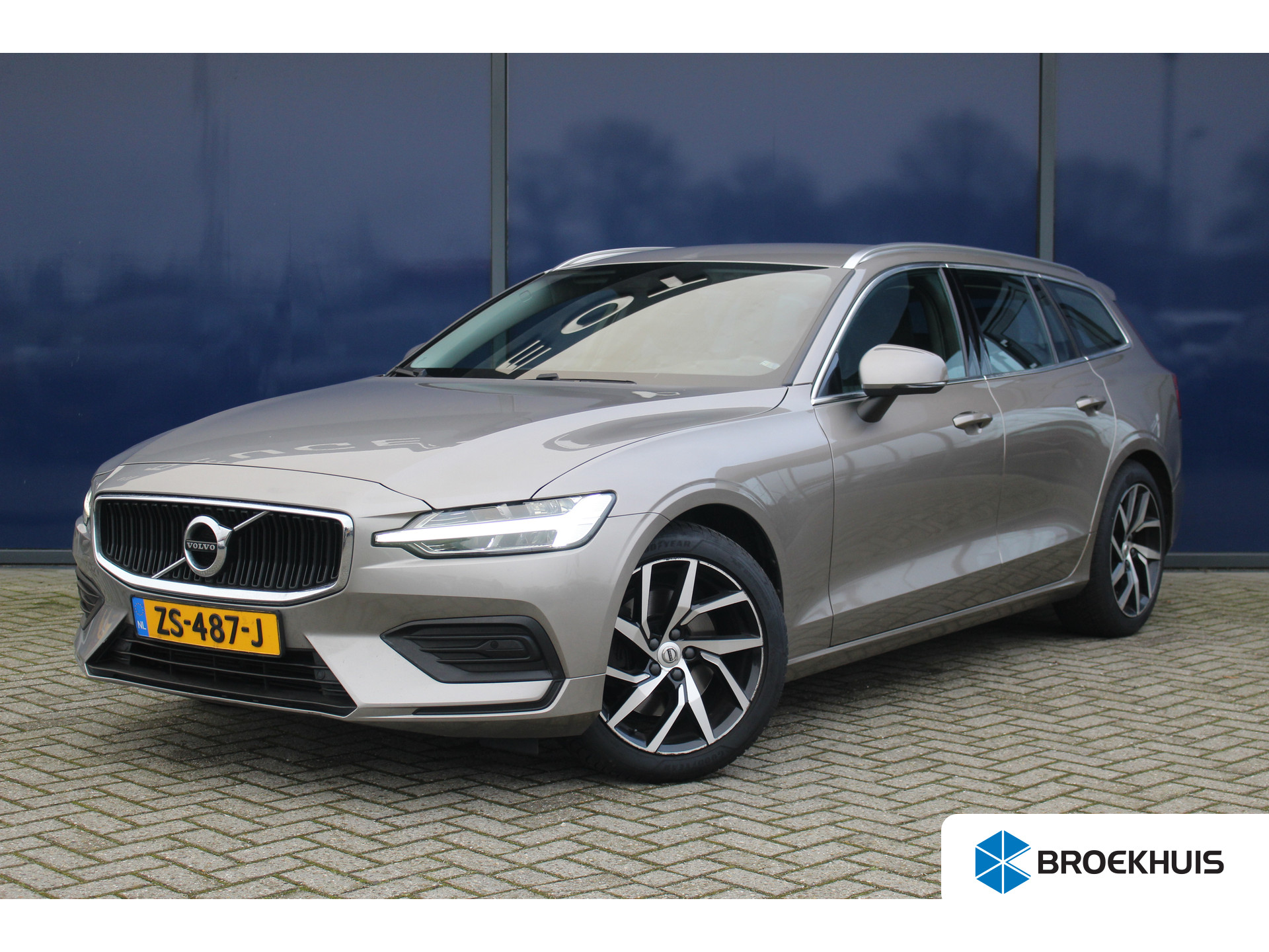 Volvo V60 2.0 T4 Momentum Pro| Blis | Camera | Elec. klep | Leder + St.verw. | 18" LMV | DAB + | LED | PDC V&A | Lane Assist |