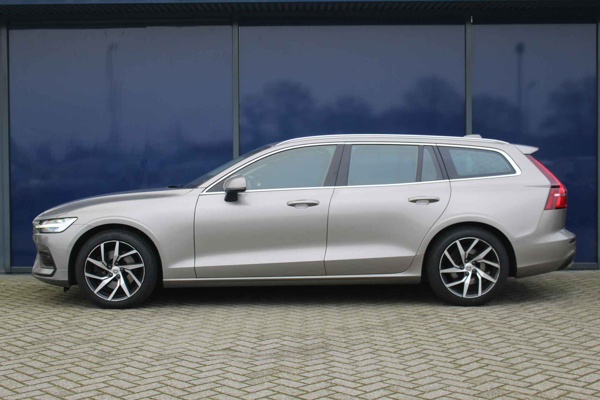 Volvo V60 2.0 T4 Momentum Pro| Blis | Camera | Elec. klep | Leder + St.verw. | 18" LMV | DAB + | LED | PDC V&A | Lane Assist | - 2/37