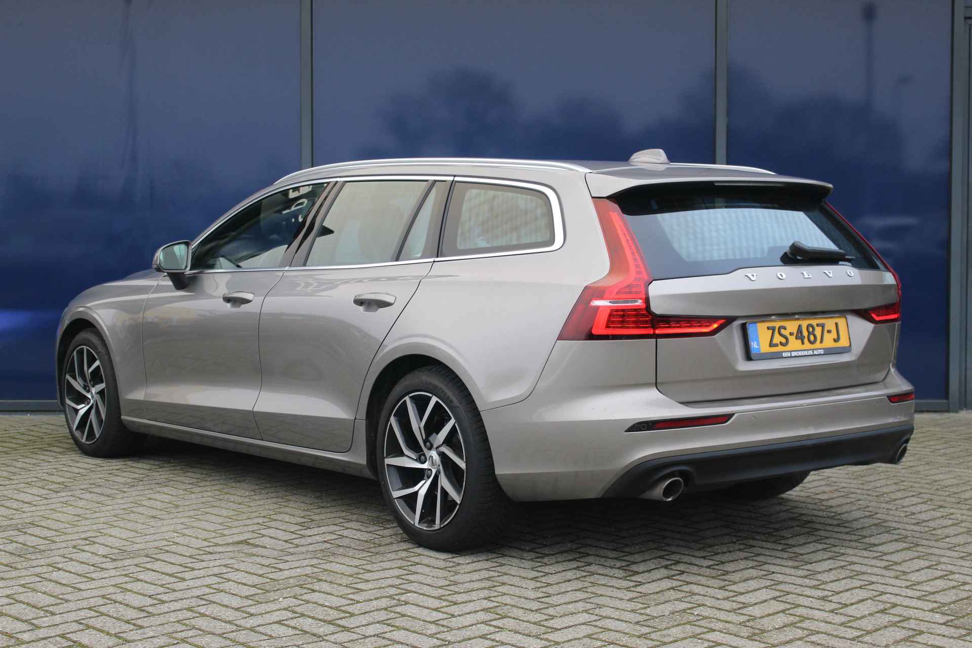 Volvo V60 2.0 T4 Momentum Pro| Blis | Camera | Elec. klep | Leder + St.verw. | 18" LMV | DAB + | LED | PDC V&A | Lane Assist | - 3/37