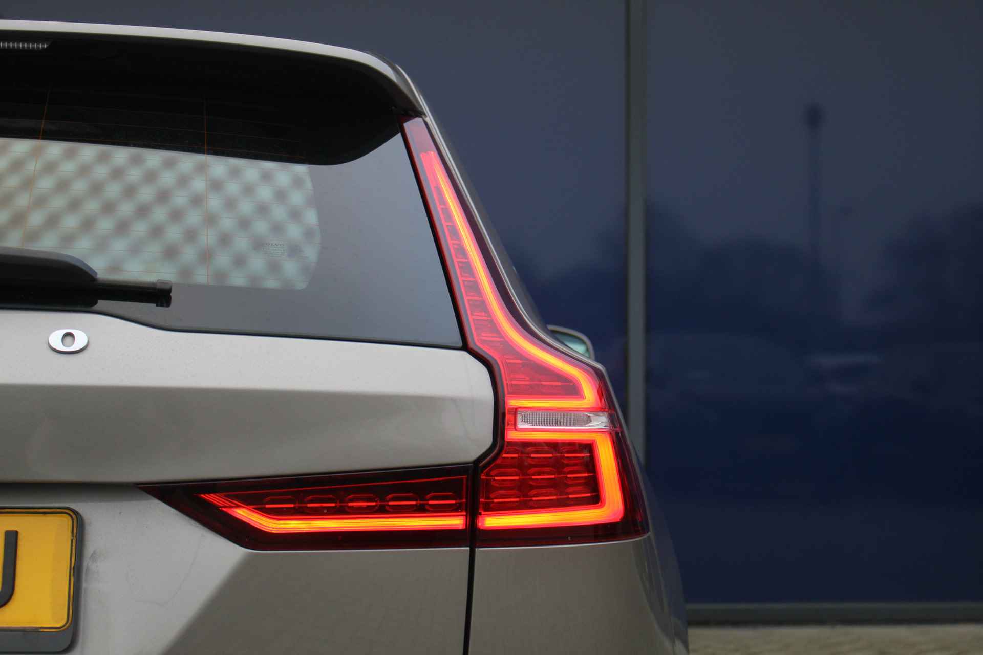 Volvo V60 2.0 T4 Momentum Pro| Blis | Camera | Elec. klep | Leder + St.verw. | 18" LMV | DAB + | LED | PDC V&A | Lane Assist | - 5/37