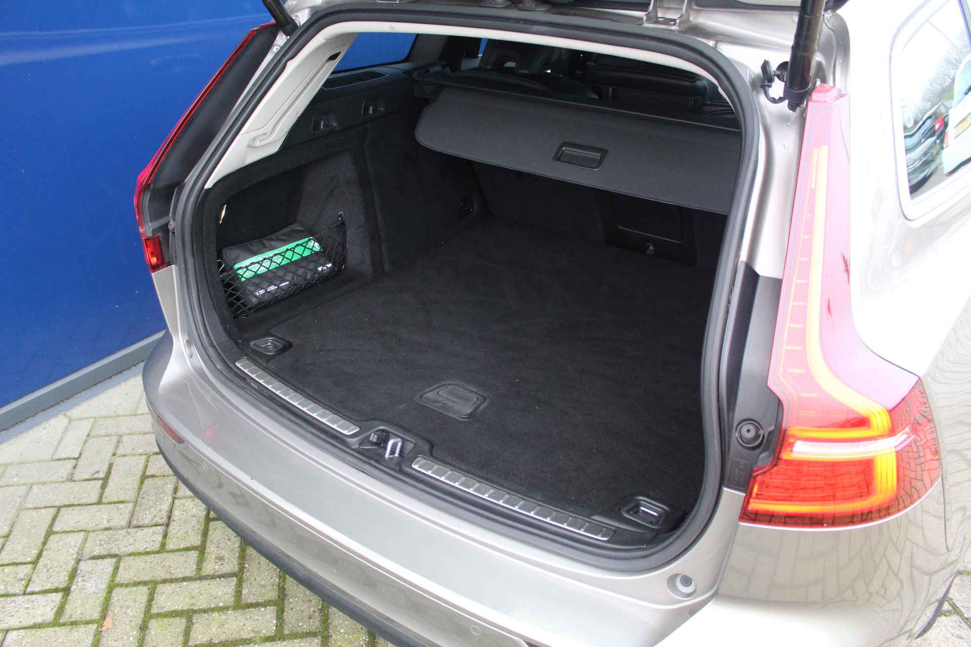 Volvo V60 2.0 T4 Momentum Pro| Blis | Camera | Elec. klep | Leder + St.verw. | 18" LMV | DAB + | LED | PDC V&A | Lane Assist | - 6/37