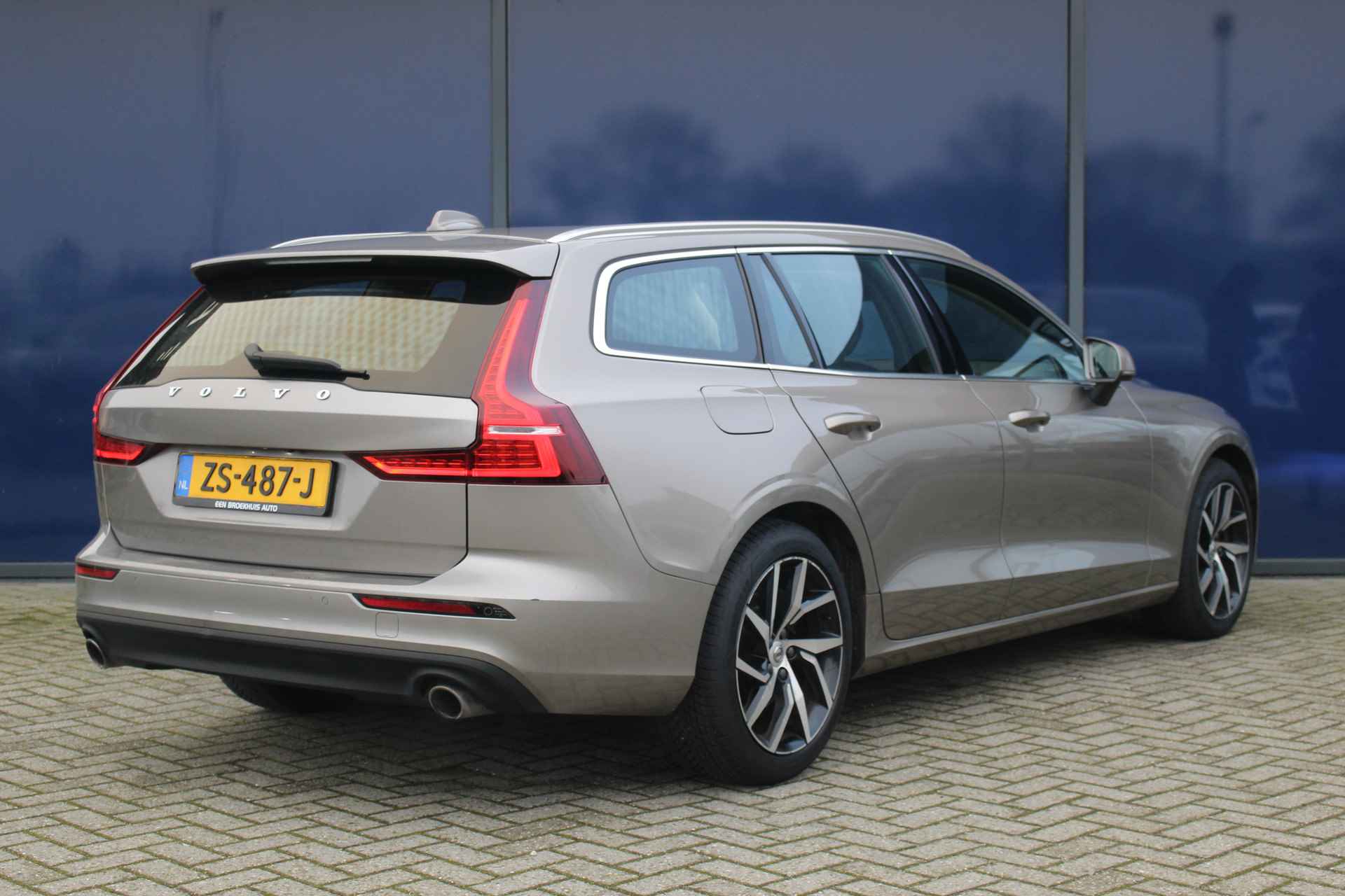 Volvo V60 2.0 T4 Momentum Pro| Blis | Camera | Elec. klep | Leder + St.verw. | 18" LMV | DAB + | LED | PDC V&A | Lane Assist | - 32/37