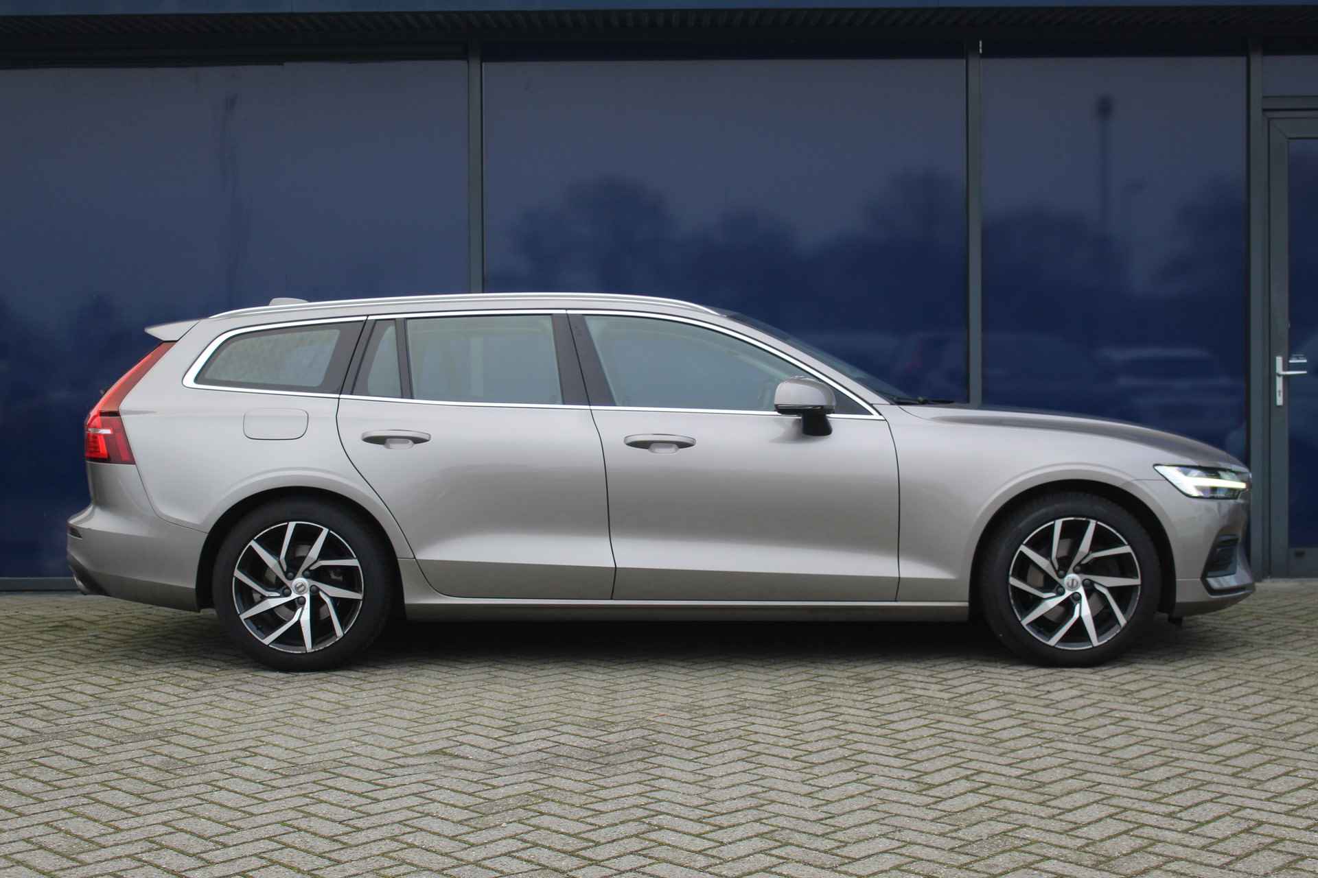 Volvo V60 2.0 T4 Momentum Pro| Blis | Camera | Elec. klep | Leder + St.verw. | 18" LMV | DAB + | LED | PDC V&A | Lane Assist | - 33/37