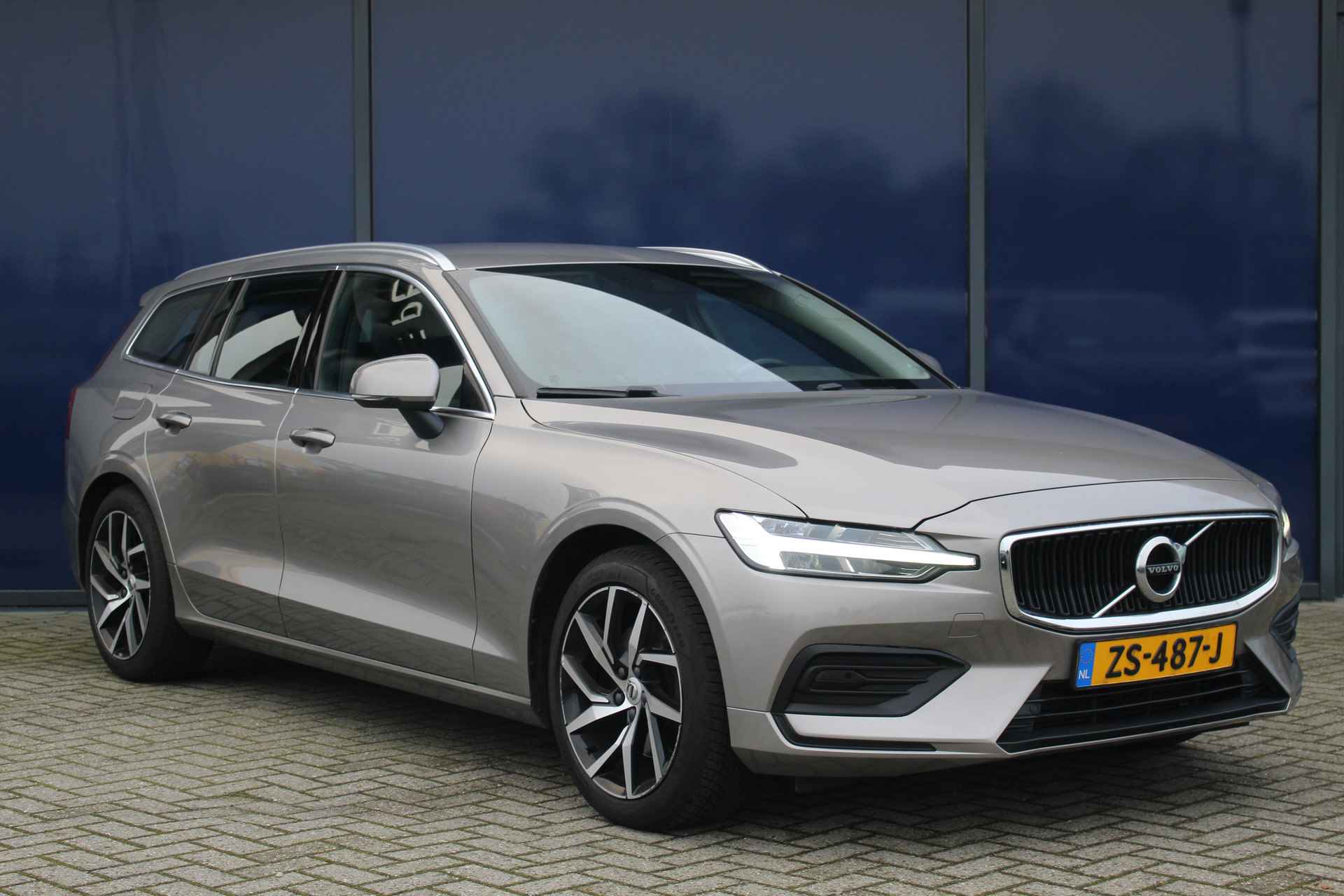 Volvo V60 2.0 T4 Momentum Pro| Blis | Camera | Elec. klep | Leder + St.verw. | 18" LMV | DAB + | LED | PDC V&A | Lane Assist | - 34/37