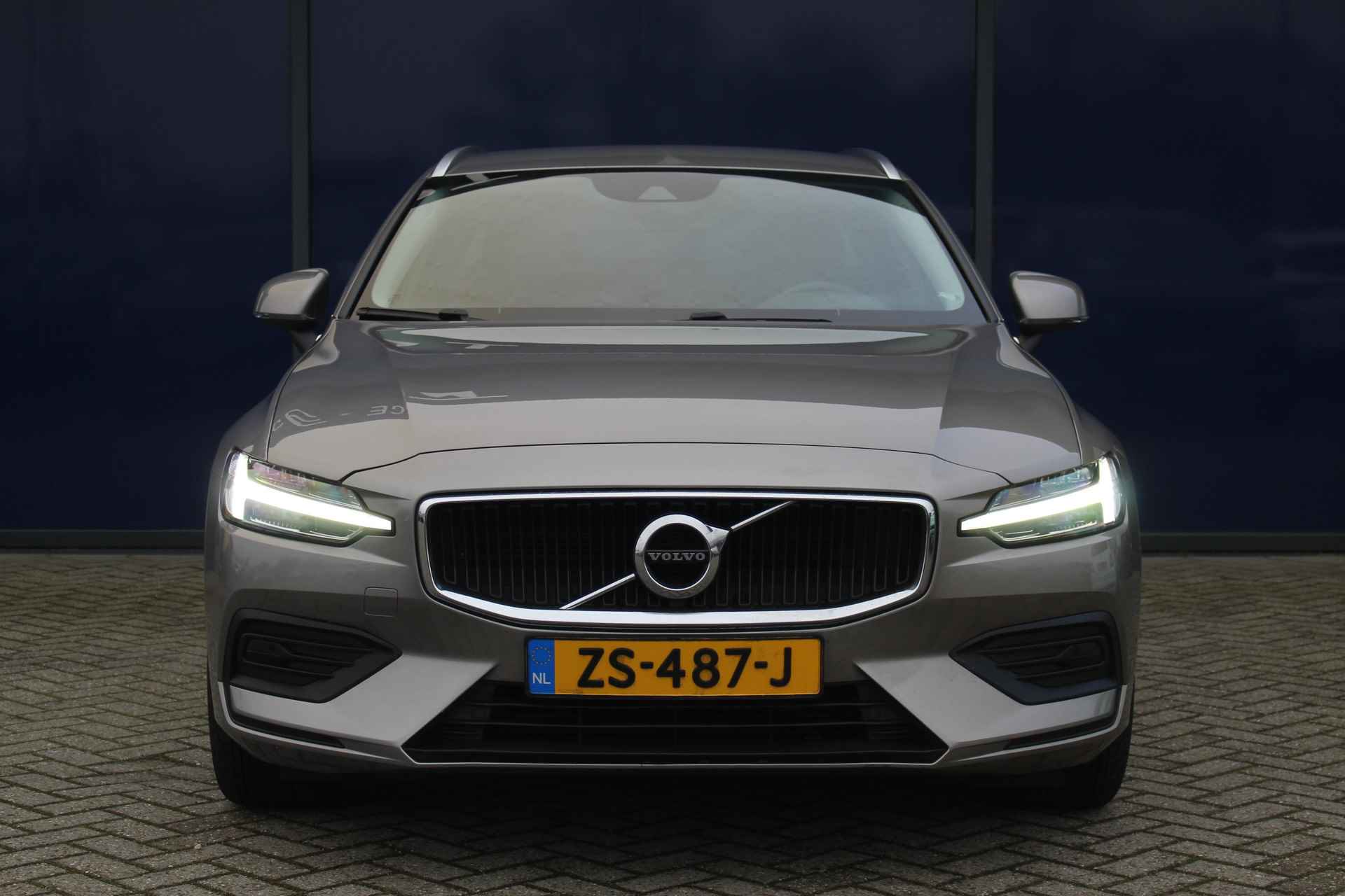 Volvo V60 2.0 T4 Momentum Pro| Blis | Camera | Elec. klep | Leder + St.verw. | 18" LMV | DAB + | LED | PDC V&A | Lane Assist | - 35/37