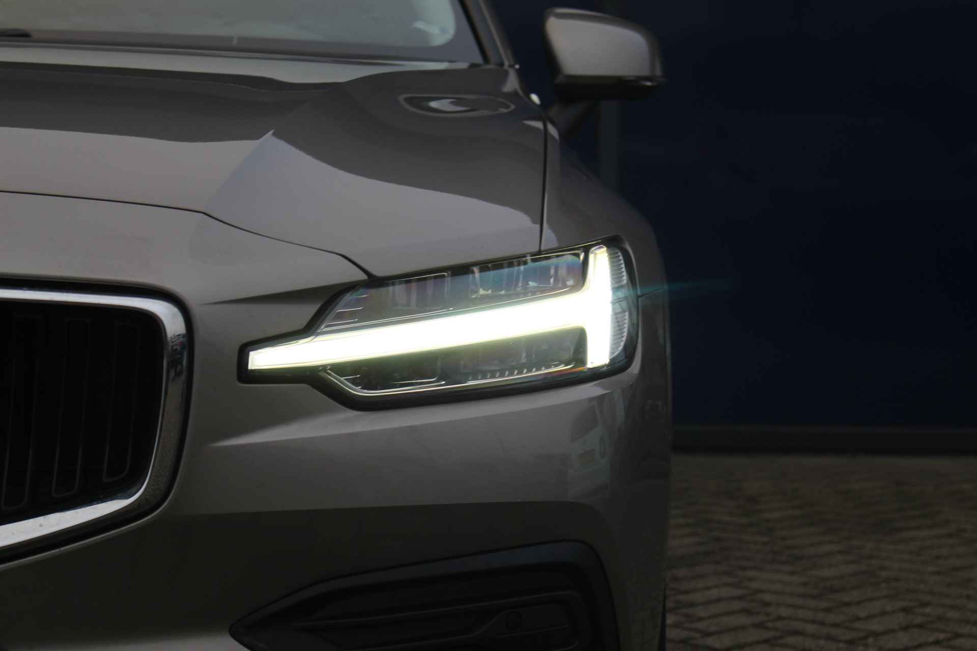 Volvo V60 2.0 T4 Momentum Pro| Blis | Camera | Elec. klep | Leder + St.verw. | 18" LMV | DAB + | LED | PDC V&A | Lane Assist | - 36/37