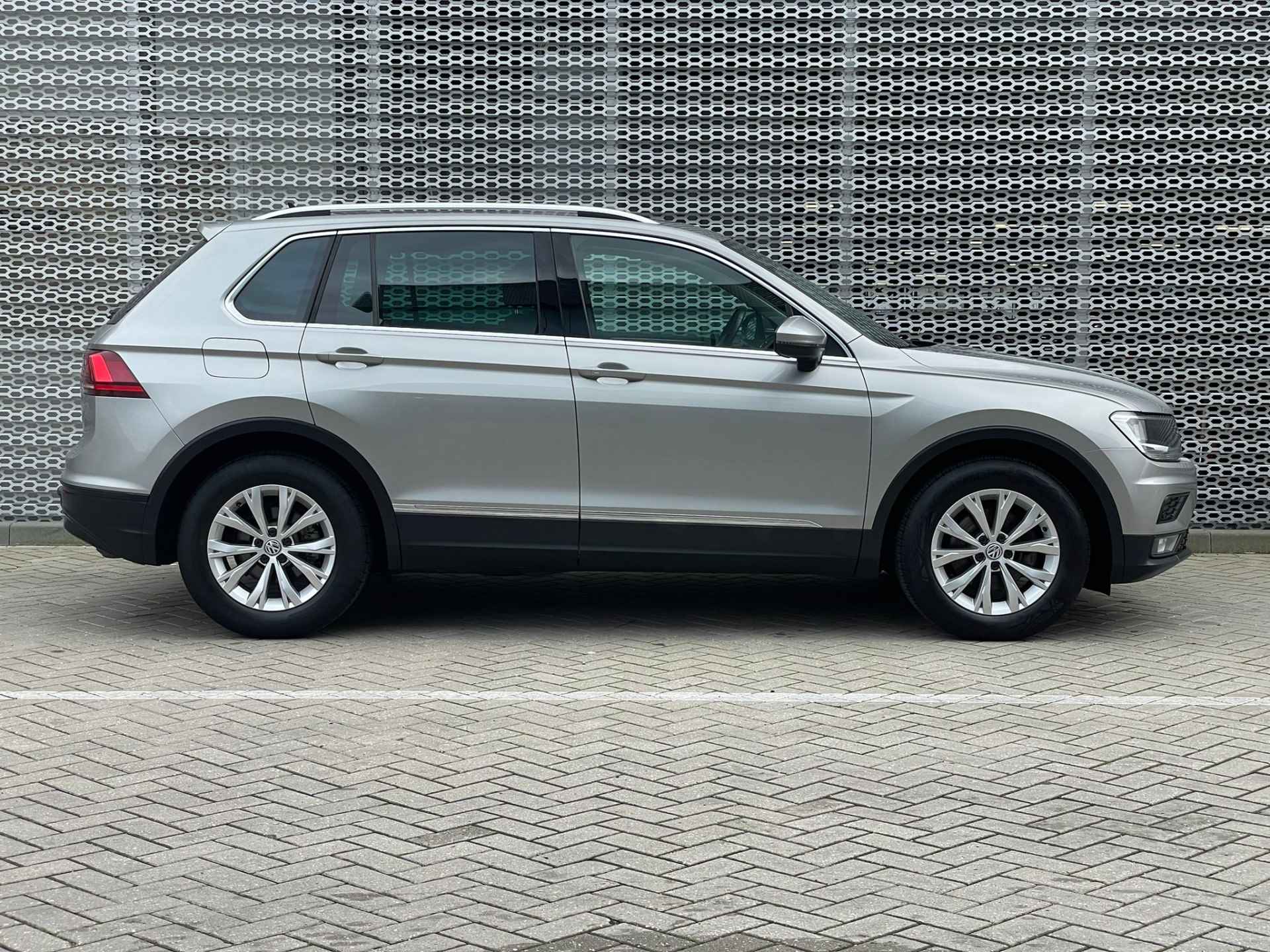 Volkswagen Tiguan 1.5 TSI 130pk Comfortline Business / Panoramadak / Digitale Cockpit / Stoelverwarming / 17" LMV / Keyless Entry-Start - 9/34