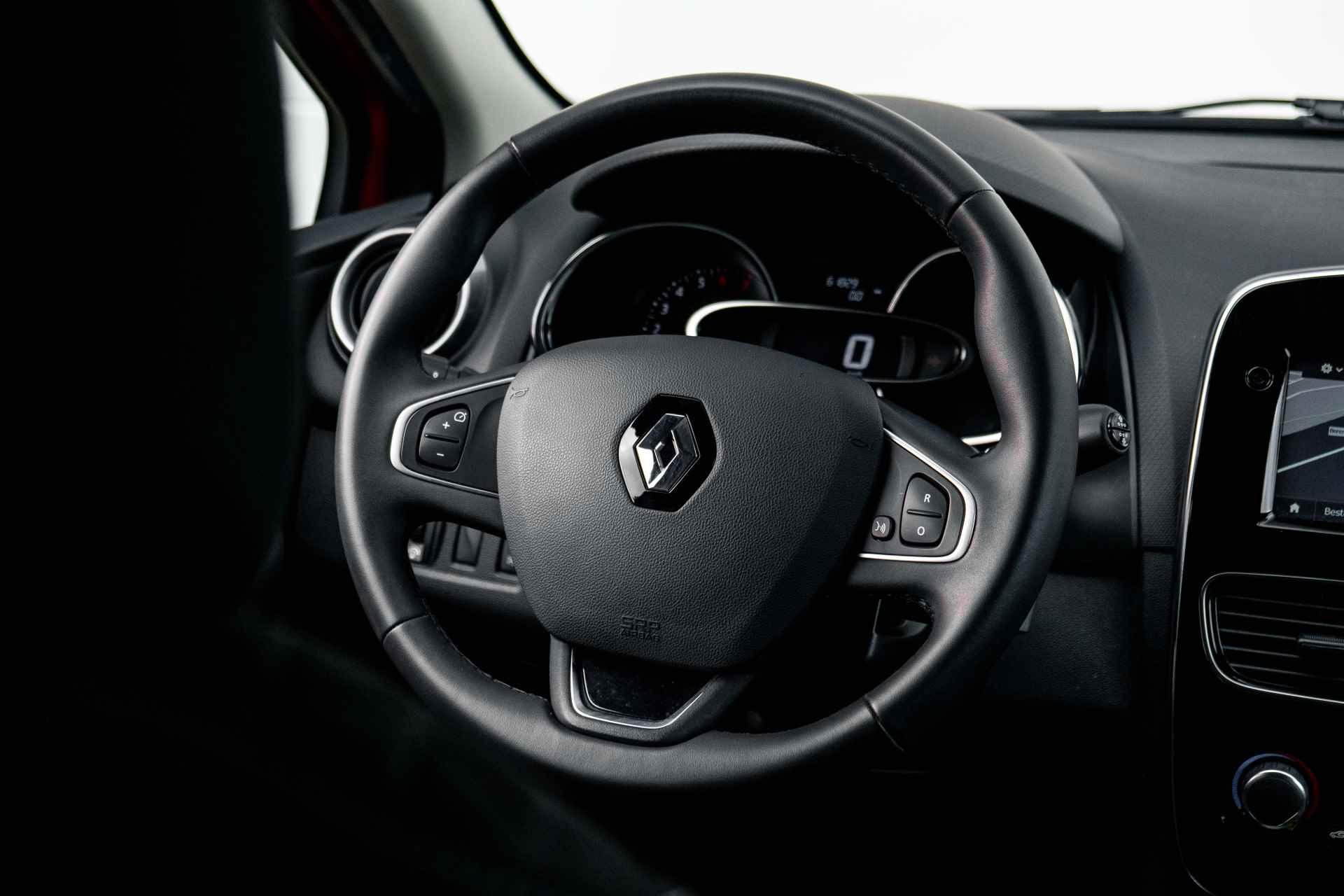 Renault Clio 0.9 TCe Limited | Trekhaak afneembaar | Airco | Parkeersensoren achter | LM Velgen | incl. Bovag rijklaarpakket met 12 maanden garantie | - 11/51