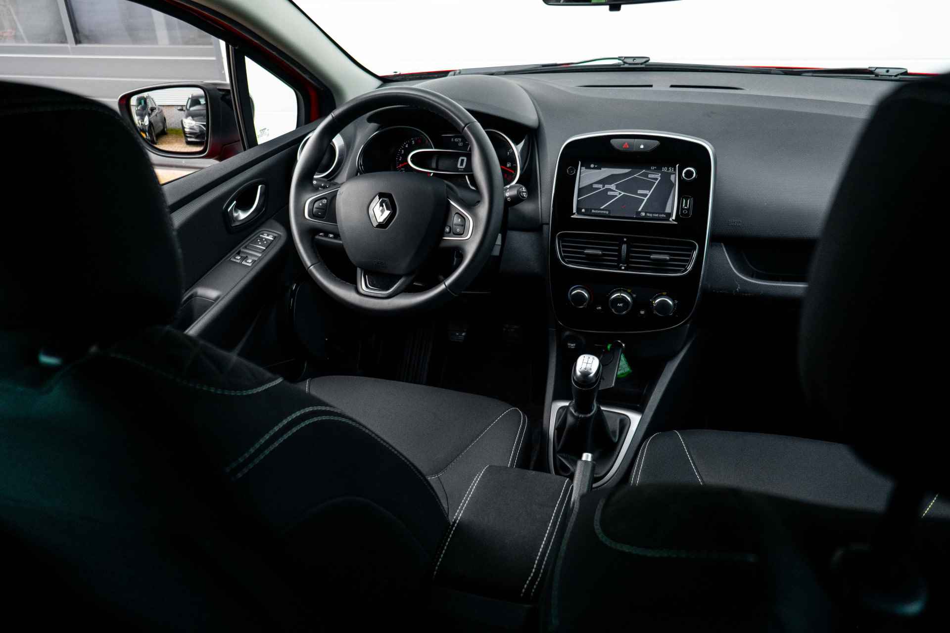 Renault Clio 0.9 TCe Limited | Trekhaak afneembaar | Airco | Parkeersensoren achter | LM Velgen | incl. Bovag rijklaarpakket met 12 maanden garantie | - 37/51