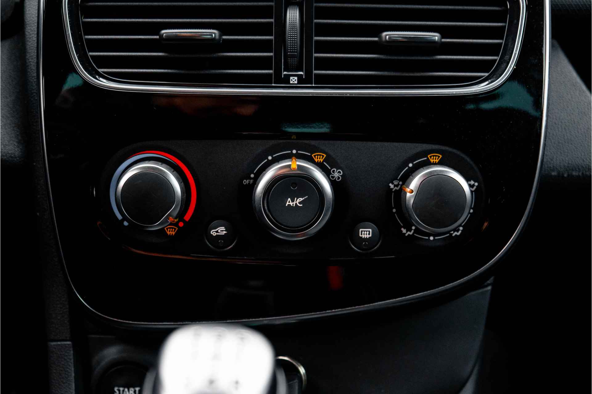 Renault Clio 0.9 TCe Limited | Trekhaak afneembaar | Airco | Parkeersensoren achter | LM Velgen | incl. Bovag rijklaarpakket met 12 maanden garantie | - 42/51