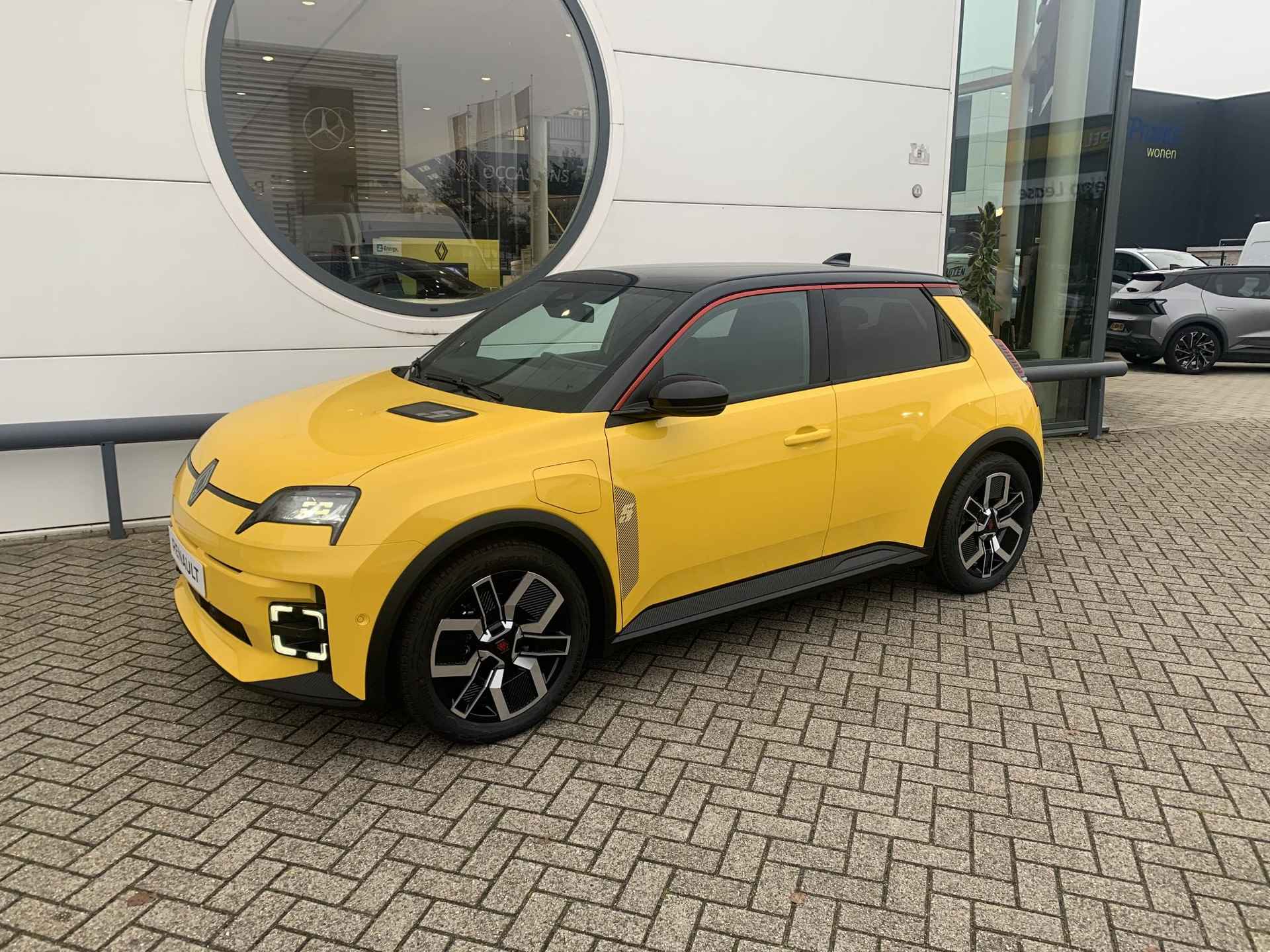 Renault 5 techno 52 kWh Nu in de showroom van Zeeuw & Zeeuw Naaldwijk , Renault 5 E Tech electric , Techno en Iconic te zien in onze showroom - 18/22