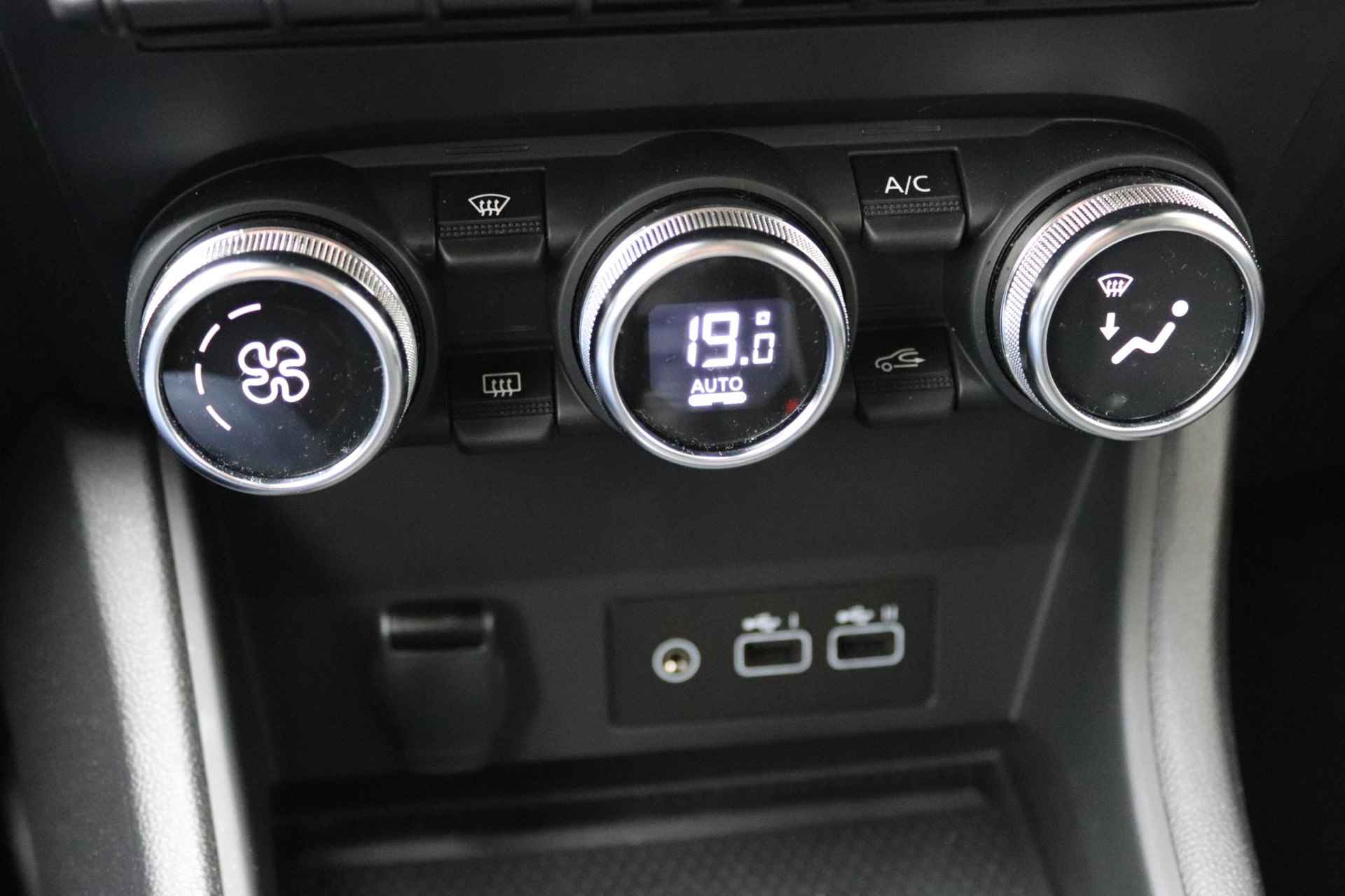 Renault Captur 1.0 TCe 90 Techno | Navigatie 9,3" | Apple Carplay | Climate Control | LED koplampen | Bose Audio | 360° Camera | Parkeersensoren | LMV 18" | Two-Tone | - 10/33