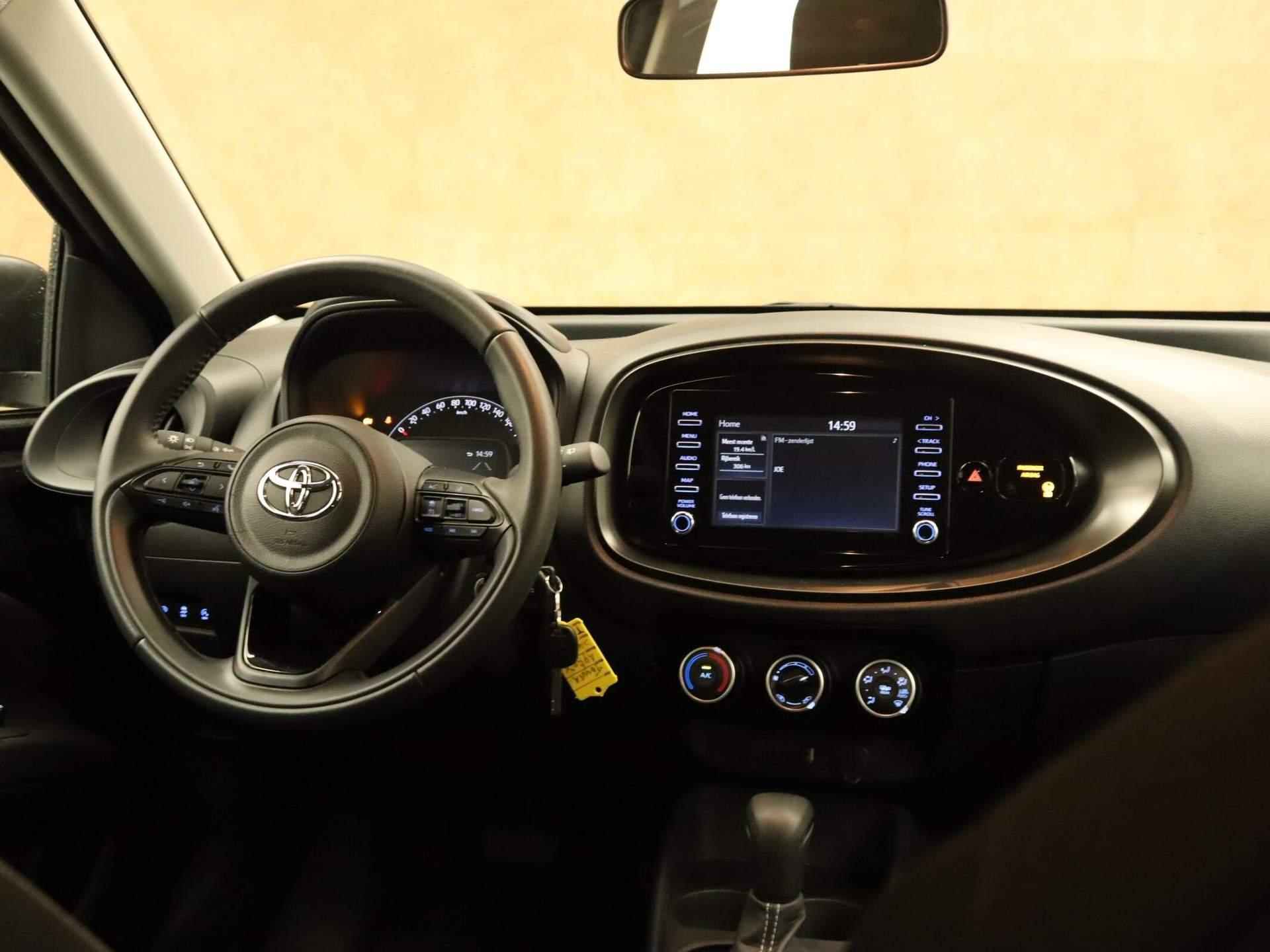 Toyota Aygo X 1.0 VVT-i S-CVT Play - ORIGINEEL NEDERLANDSE AUTO - APPLE CARPLAY/ANDROID AUTO - ACHTERRUITRIJCAMERA - ADAPTIEVE CRUISE CONTROL - LEDEREN STUUR - MULTIMEDIAVOORBEREIDING - AIRCO - 4/32