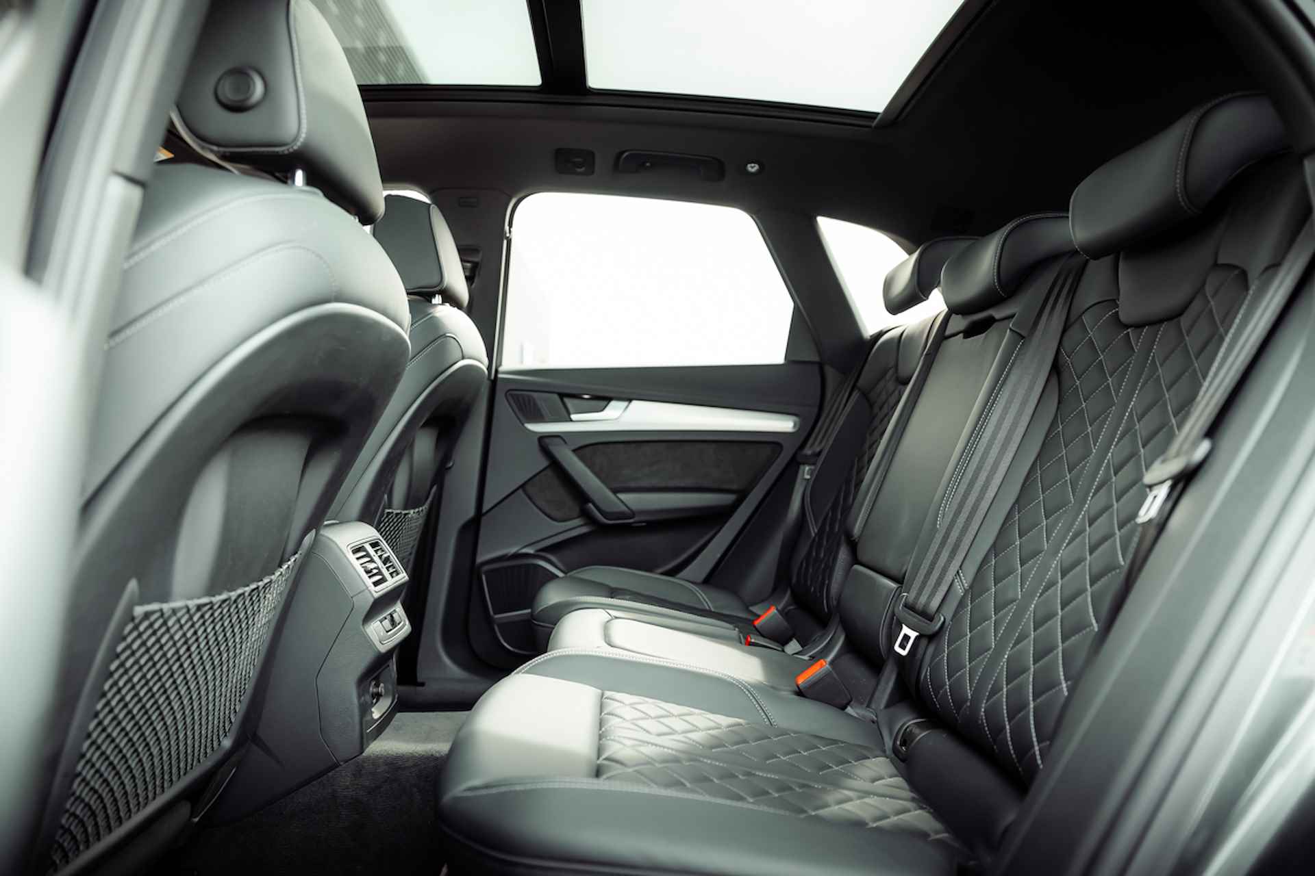 Audi Q5 55 TFSI e 367pk quattro S Line | Panoramadak | Leder | Bang & Olufsen | 20" LM velgen | Tour + City + Parking | Topview | Matrix | Stoelverwarming - 25/37